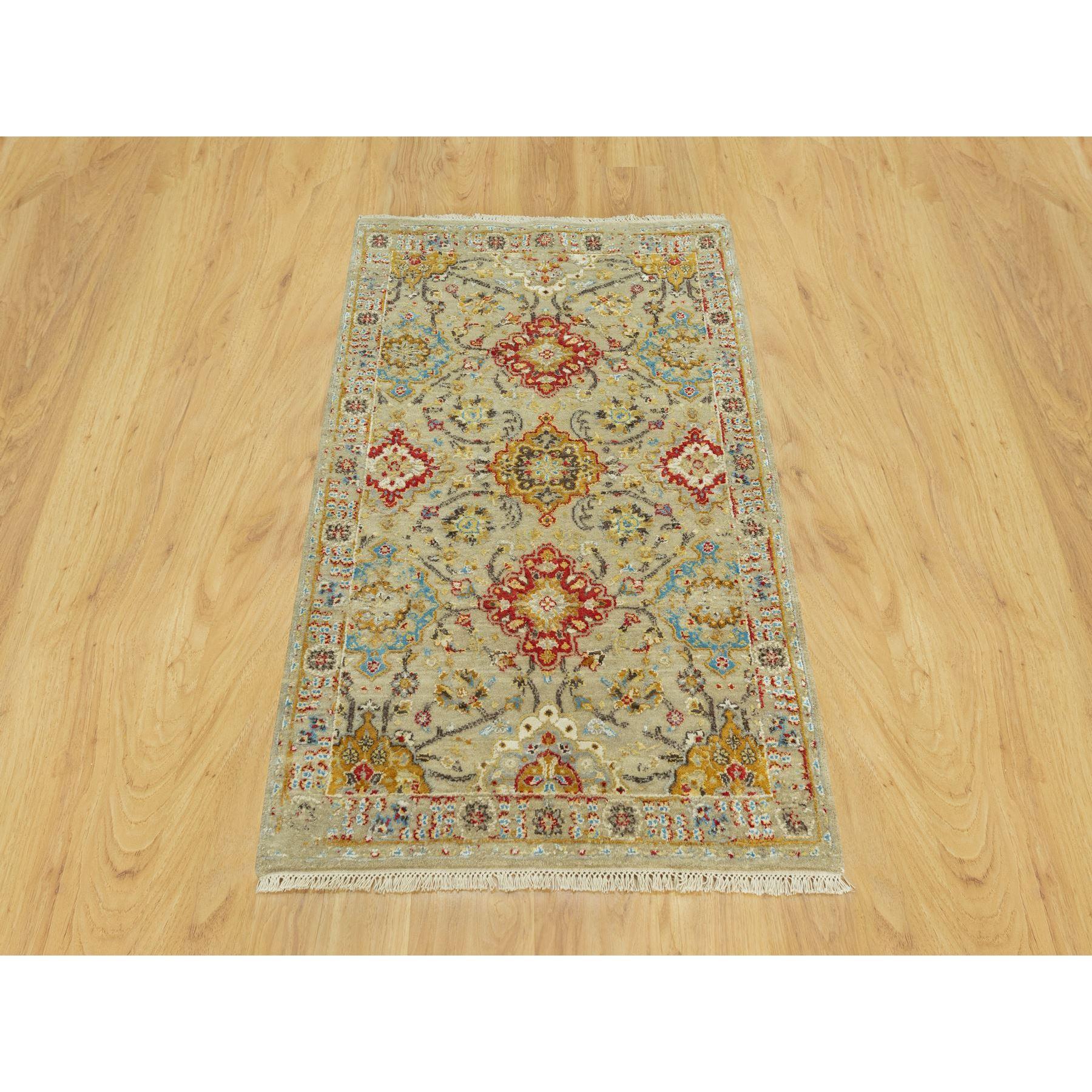 Fawn Beige, Die Sonnenuntergangsrosetten mit weichen Farben, Wolle und reine Seide, handgeknüpft, Orientteppich
Primäre MATERIALIEN: Wolle & Seide
Latex: Kein Flor 
Höhe: 0,25 Zoll
Stil: Transitional
Grundfarbe: Beige
Sekundäre Farben: Rot, Gelb,