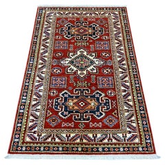3'3" x 5' – handgeknüpfter afghanischer Super-Kazak-Orientteppich aus natürlicher Wolle in Beerenrot
