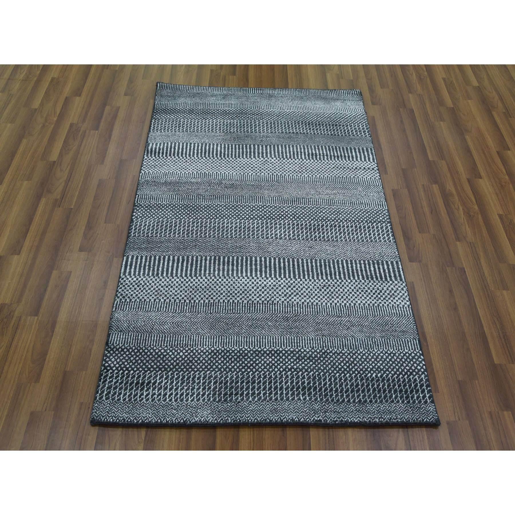 Dies ist eine wirklich echte ein-of-a-kind Charcoal Grau, Wolle und Seide handgeknüpft, Modern Grass Design Gabbeh Densely Woven, Orientteppich. Es wurde monatelang von erfahrenen Kunsthandwerkern in jahrhundertealten Webtechniken geknüpft.
Primäre