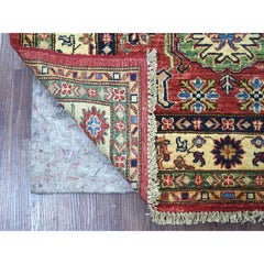 Tappeto Afghano Super Kazak in lana rosso rubino con medaglioni geometrici