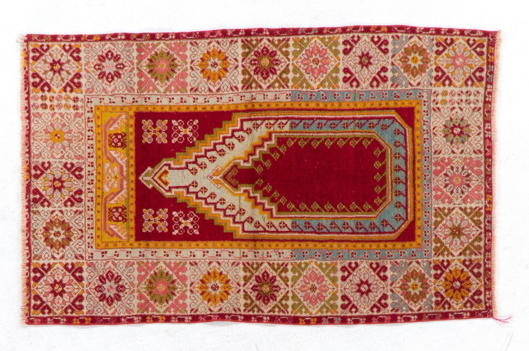 3.3x5.3 Ft Semi Antique Turkish Kirsheir Prayer Rug, circa 1940 In Good Condition For Sale In Philadelphia, PA