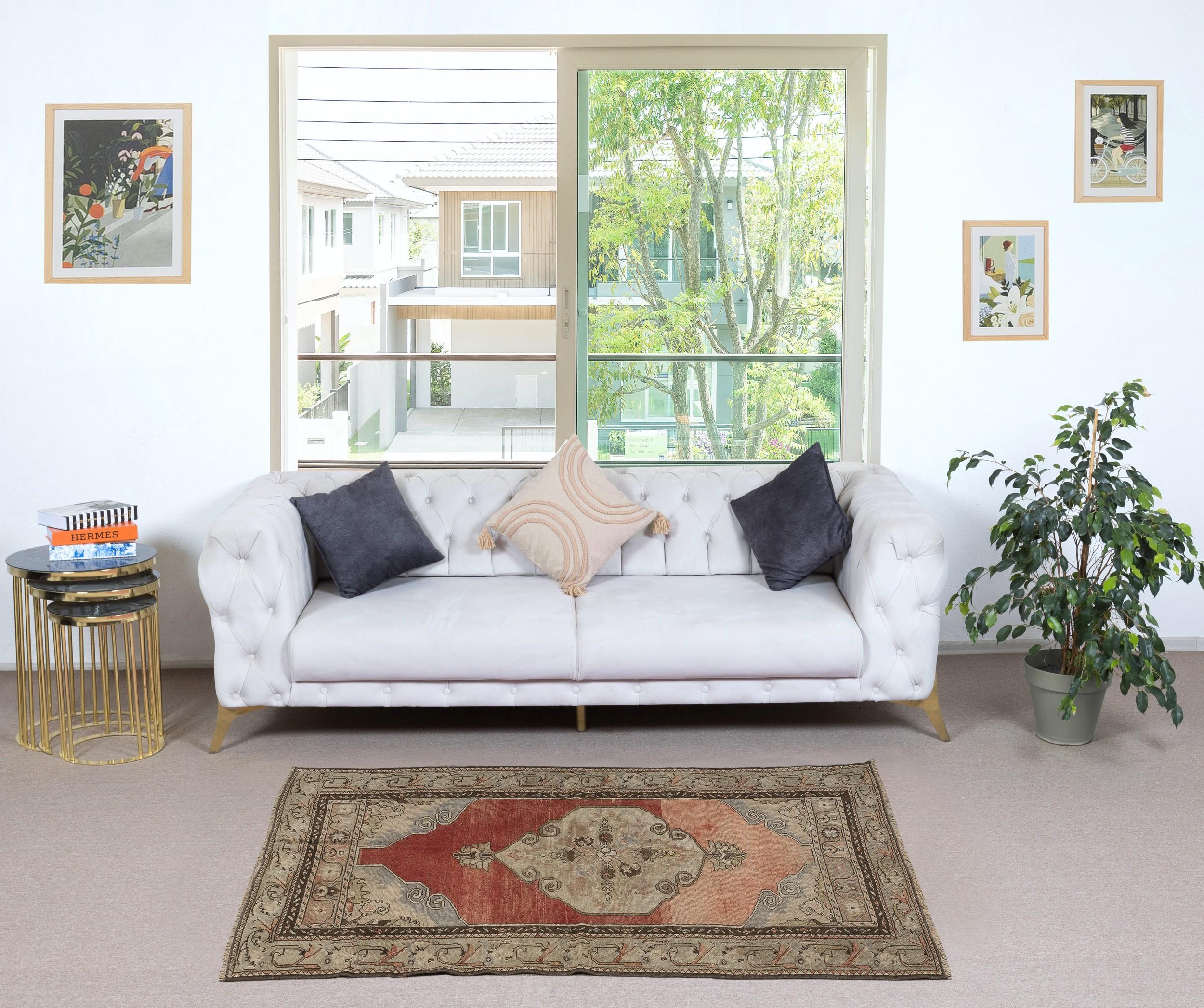 Aggiungi un tocco di eleganza senza tempo alla tua casa con questo tappeto turco vintage annodato a mano, realizzato al 100% in lana pregiata. Questo squisito pezzo cattura l'essenza dell'artigianato tradizionale dell'Anatolia, con motivi intricati