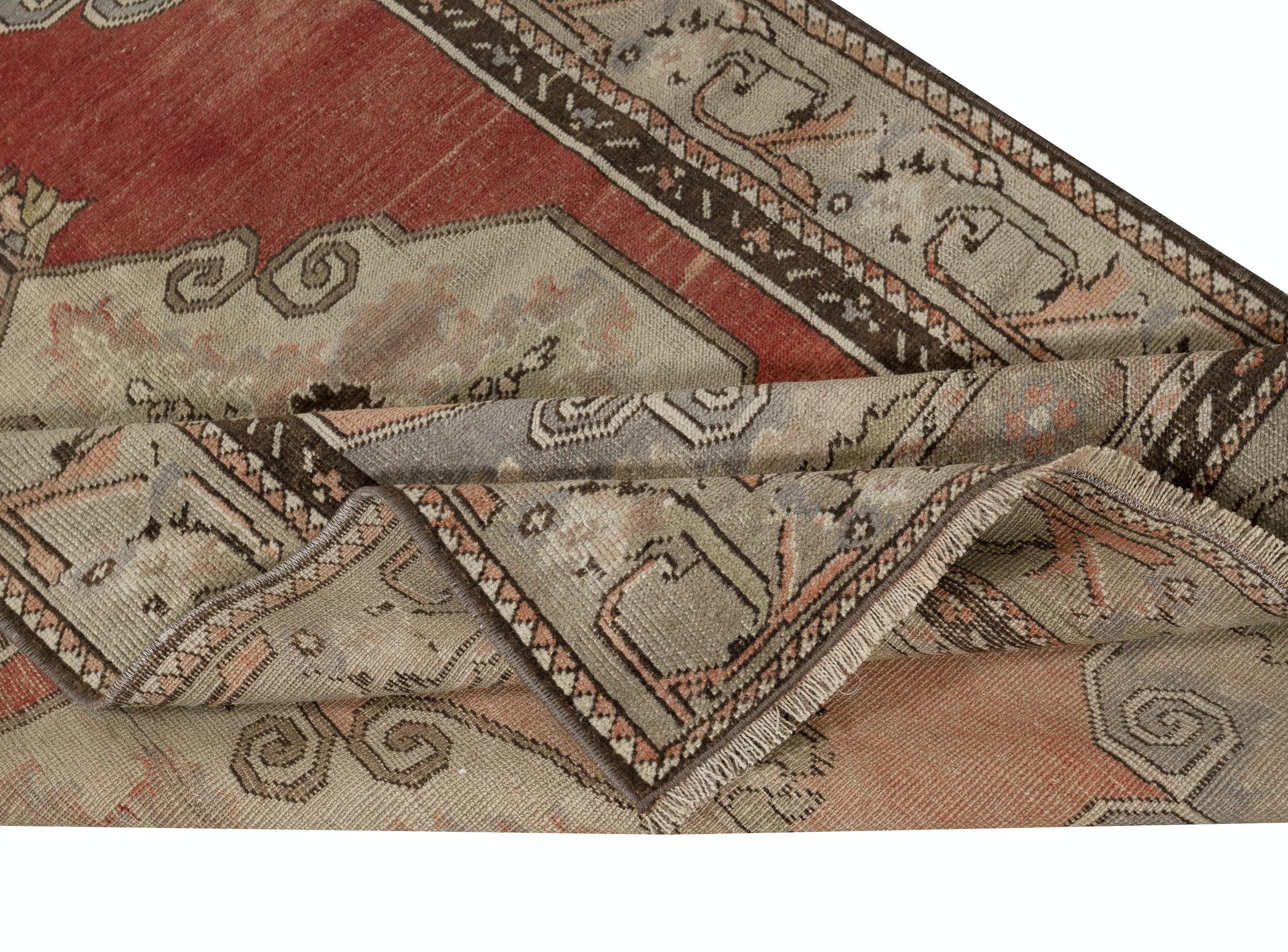 Rustico 3.3x5.4 Ft Un esemplare unico di Vintage Handmade Turkish Area Rug, 100% Lana in vendita