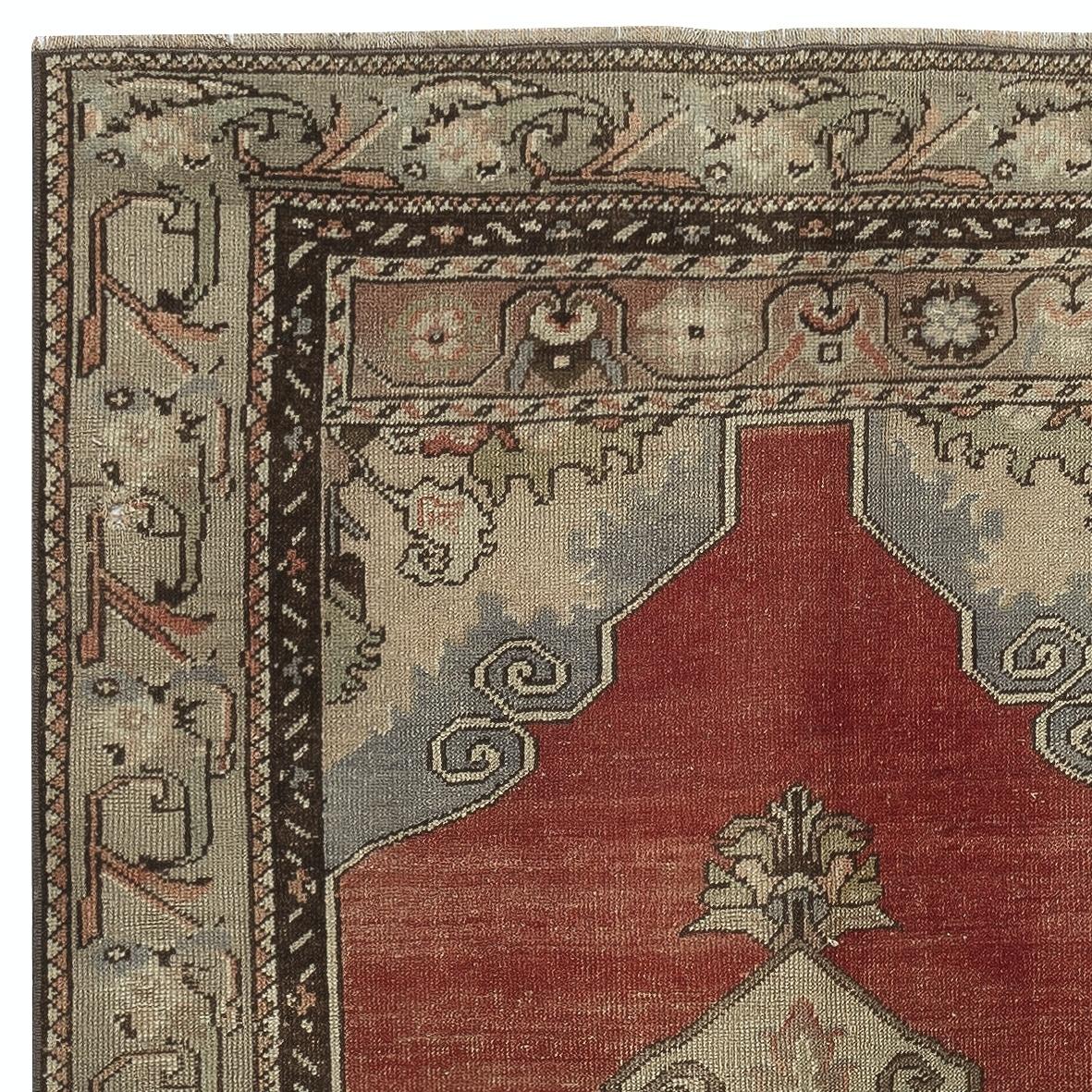 Turco 3.3x5.4 Ft Un esemplare unico di Vintage Handmade Turkish Area Rug, 100% Lana in vendita