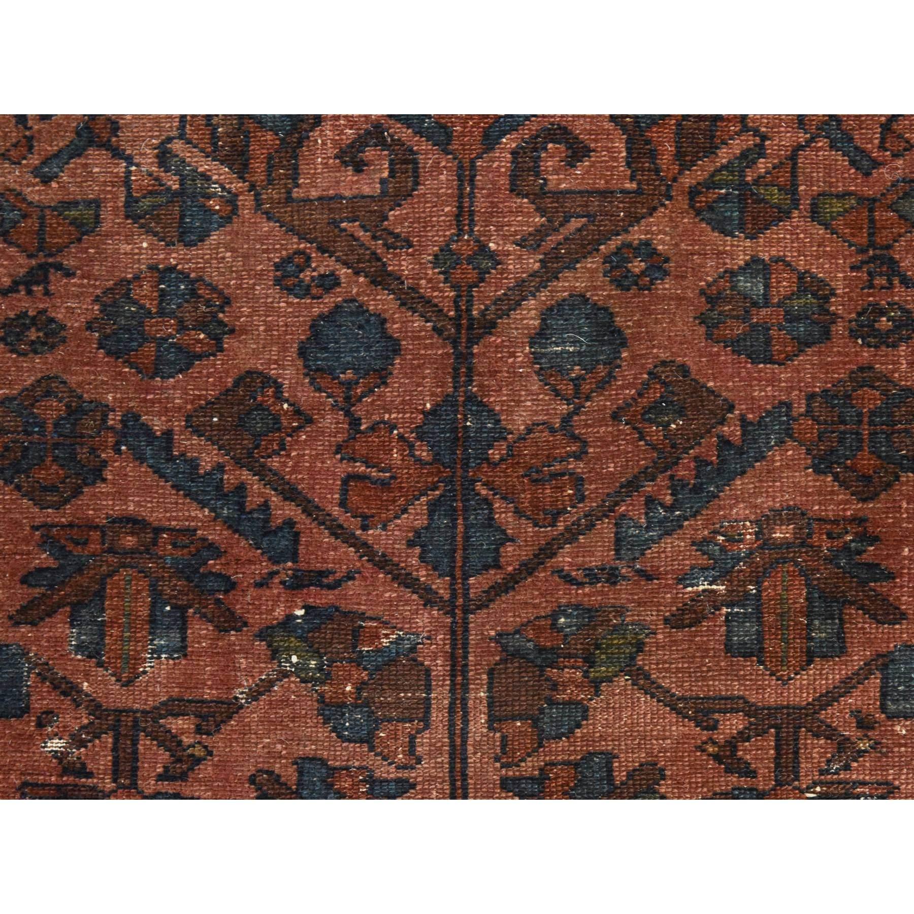 Penny Brown, antico persiano Lilihan, Shabby Chic, consumato, annodato a mano, 100% lana, pulito, lati e estremità fissati professionalmente, tappeto orientale
Materiali primari: Lana
Lattice: No Pile 
altezza: 0,25 pollici
Stile: