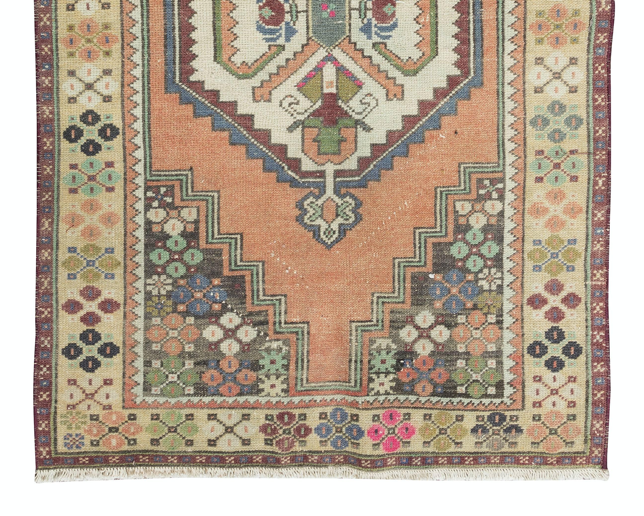 Traditioneller orientalischer Vintage-Akzentteppich 3.3x5.5 Ft, handgefertigt aus Stammeswolle (Handgeknüpft) im Angebot