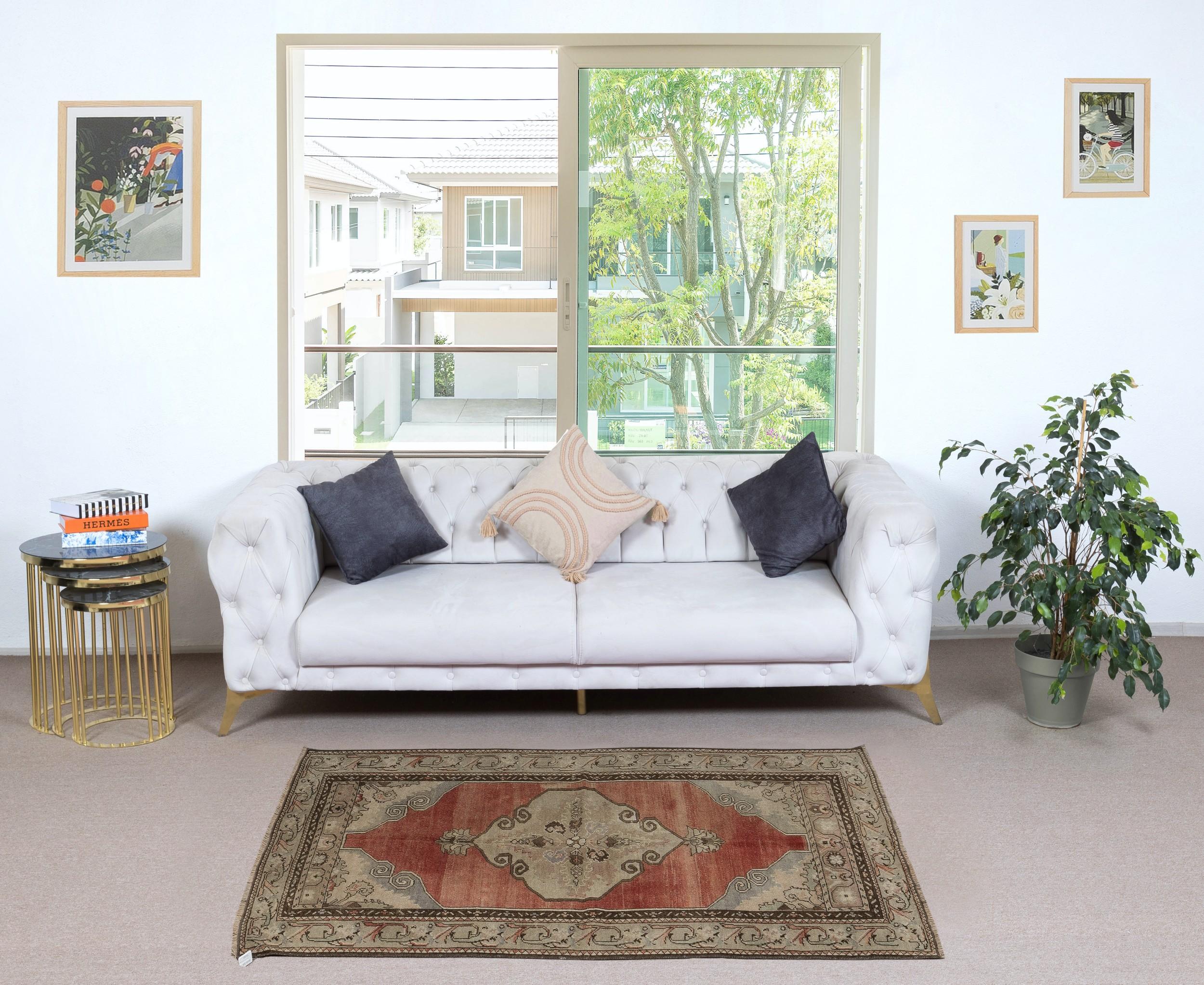 Verleihen Sie Ihrem Zuhause einen Hauch zeitloser Eleganz mit diesem traditionellen, handgeknüpften türkischen Teppich im Vintage-Stil, der aus 100 % hochwertiger Wolle gefertigt ist. Dieses exquisite Stück fängt die Essenz der traditionellen