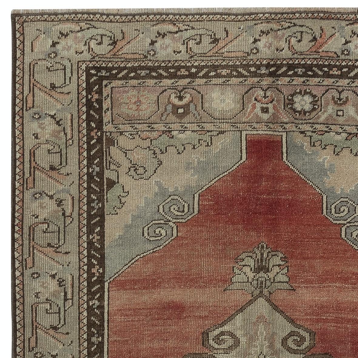 3.3x5.5 Ft One of a pair Vintage Handmade Turkish Area Rug, 100% Wool (Türkisch) im Angebot