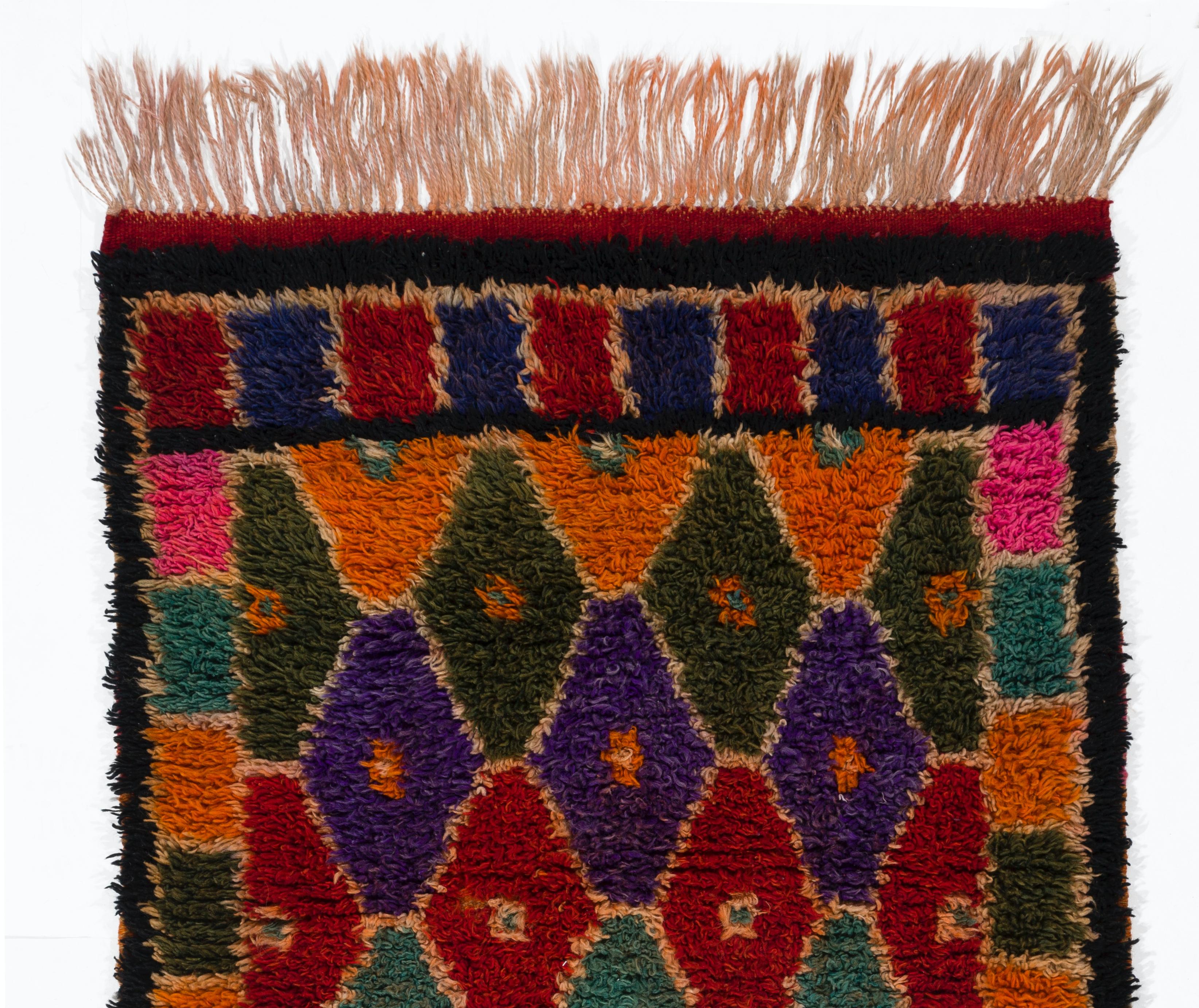 A vintage hand-knotted Tulu (thick-piled) rug from Konya in Central Turkey. The rug is made of hand-spun lamb’s wool, is very soft and feels comfortable under your feet. It features an overall lozenge pattern in a lively, energetic, eye-catching