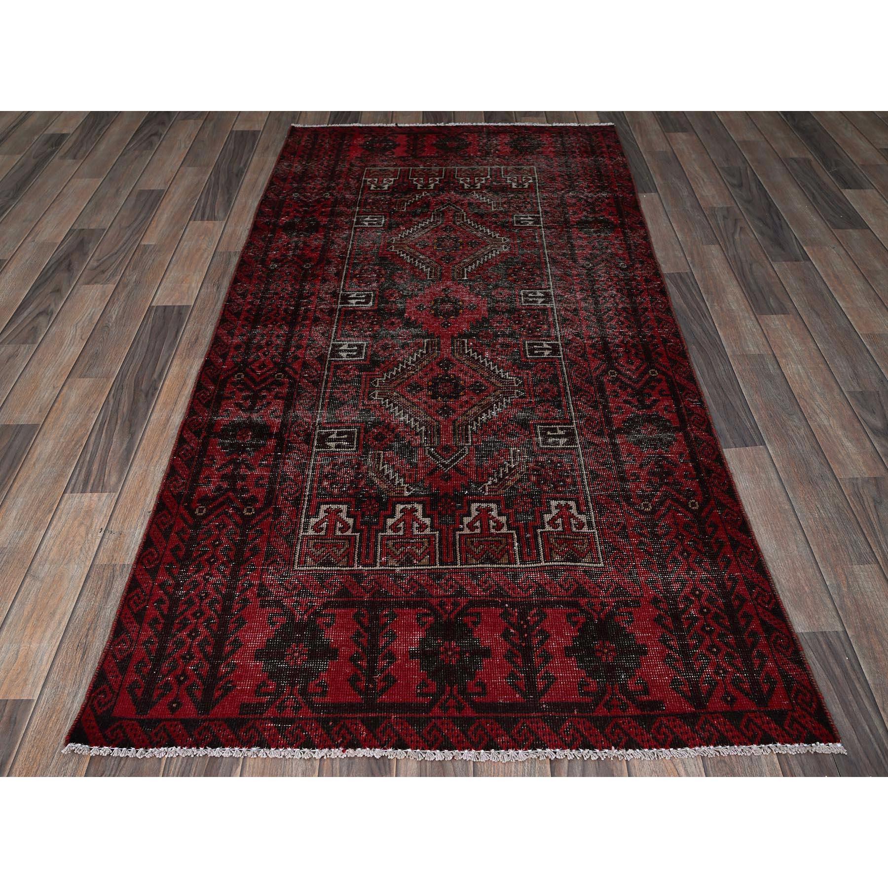 Scharlachrot, Vintage Persisch Baluch mit geometrischem Muster, niedrig rasiert, ohne Flor, abgenutzt und beschädigt, Seiten und Enden professionell gesichert, handgeknüpft, 100% Wolle, breiter Läufer, Orientteppich
Primäre MATERIALIEN: Wolle
Latex: