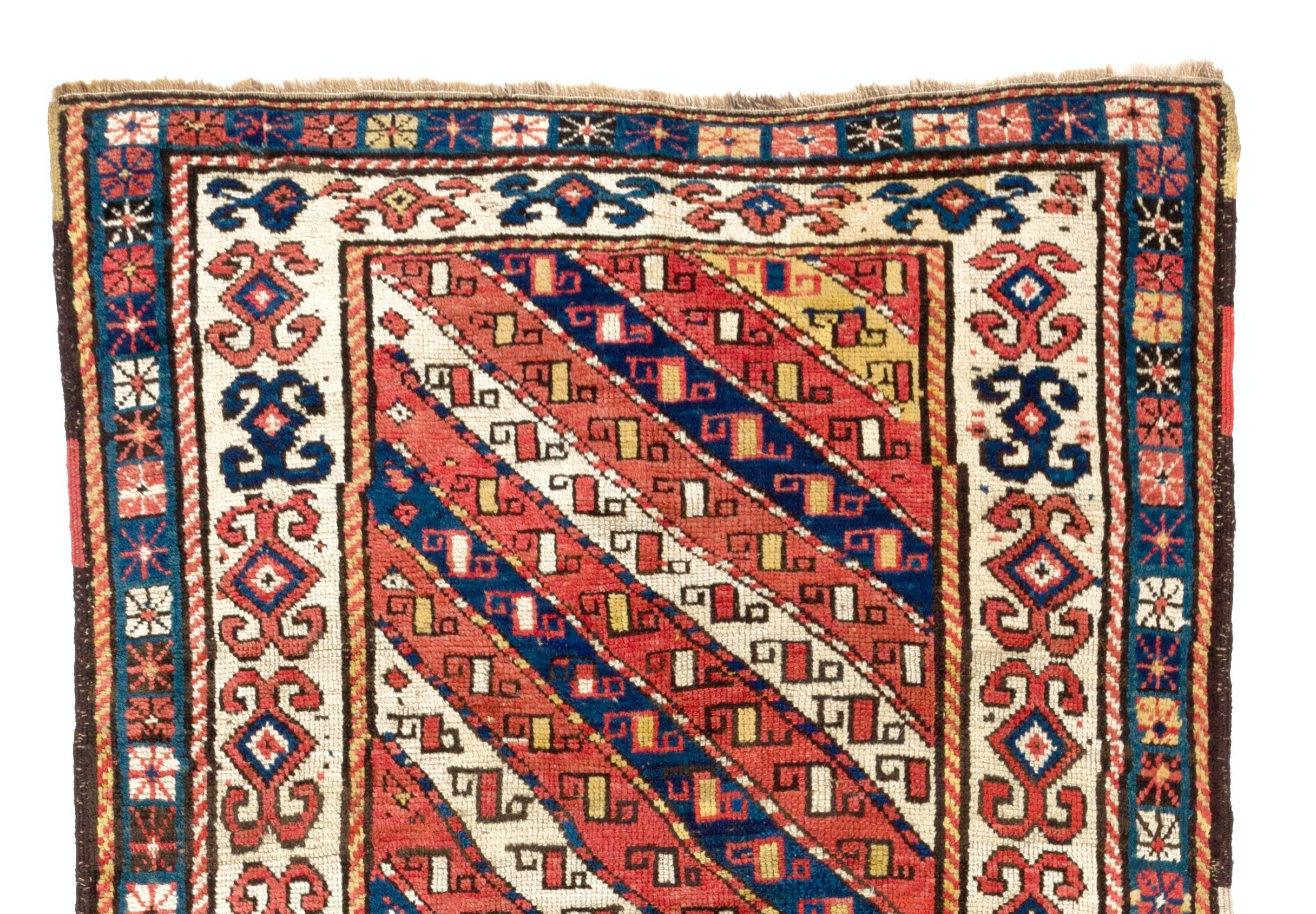 Antiker kaukasischer Gendje-Kazak-Teppich mit diagonalen Streifen
Vollständig natürlich gefärbt, mittlerer Flor, sehr guter Originalzustand. Robust und so sauber wie ein nagelneuer Teppich (professionell tiefgewaschen). 
Größe: 3,3 x 7,5 ft.