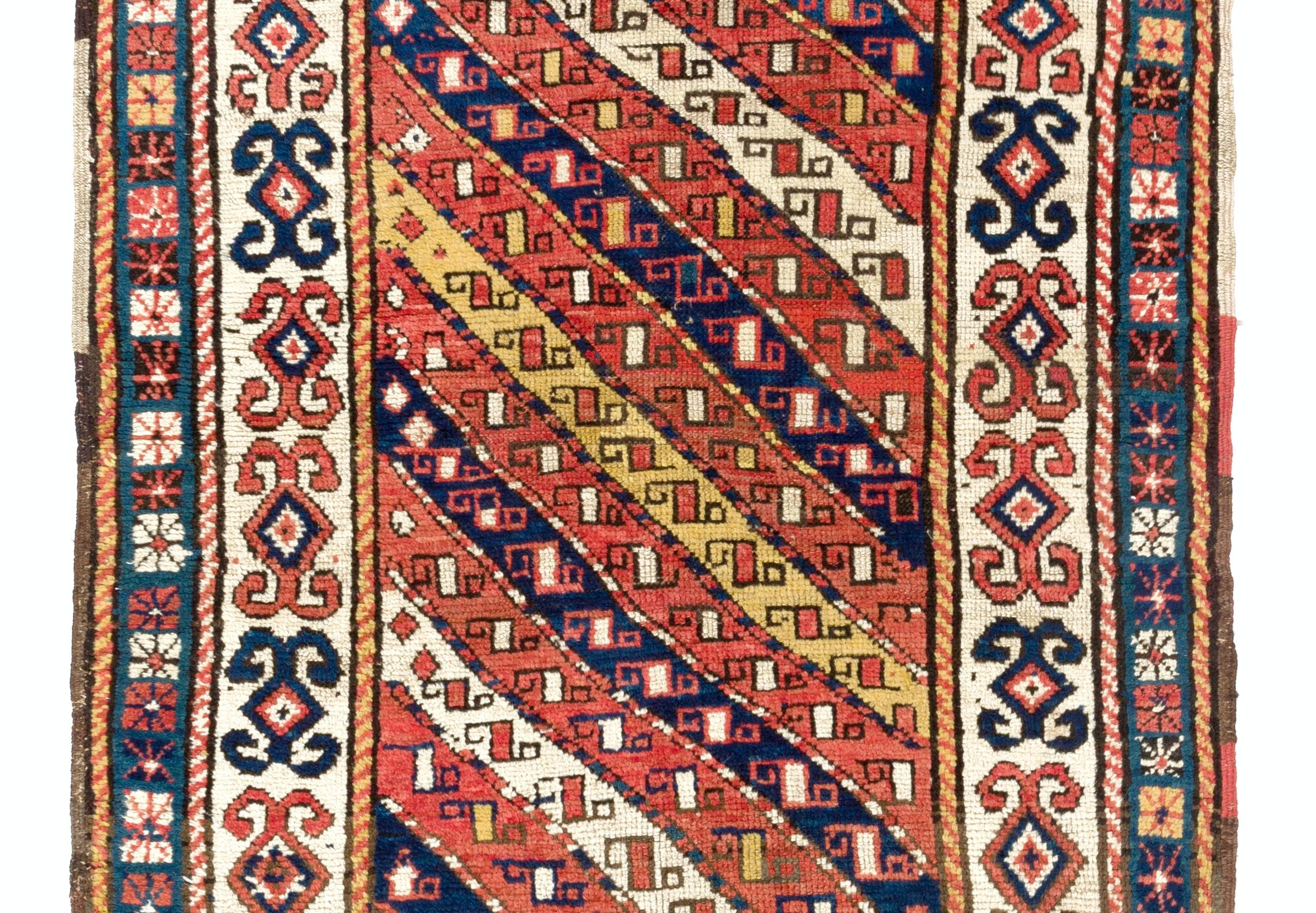 Antiker kaukasischer Gendje Kazak-Teppich in 3.3x7,5 Fuß, ca. 1880  (Kasachisch) im Angebot
