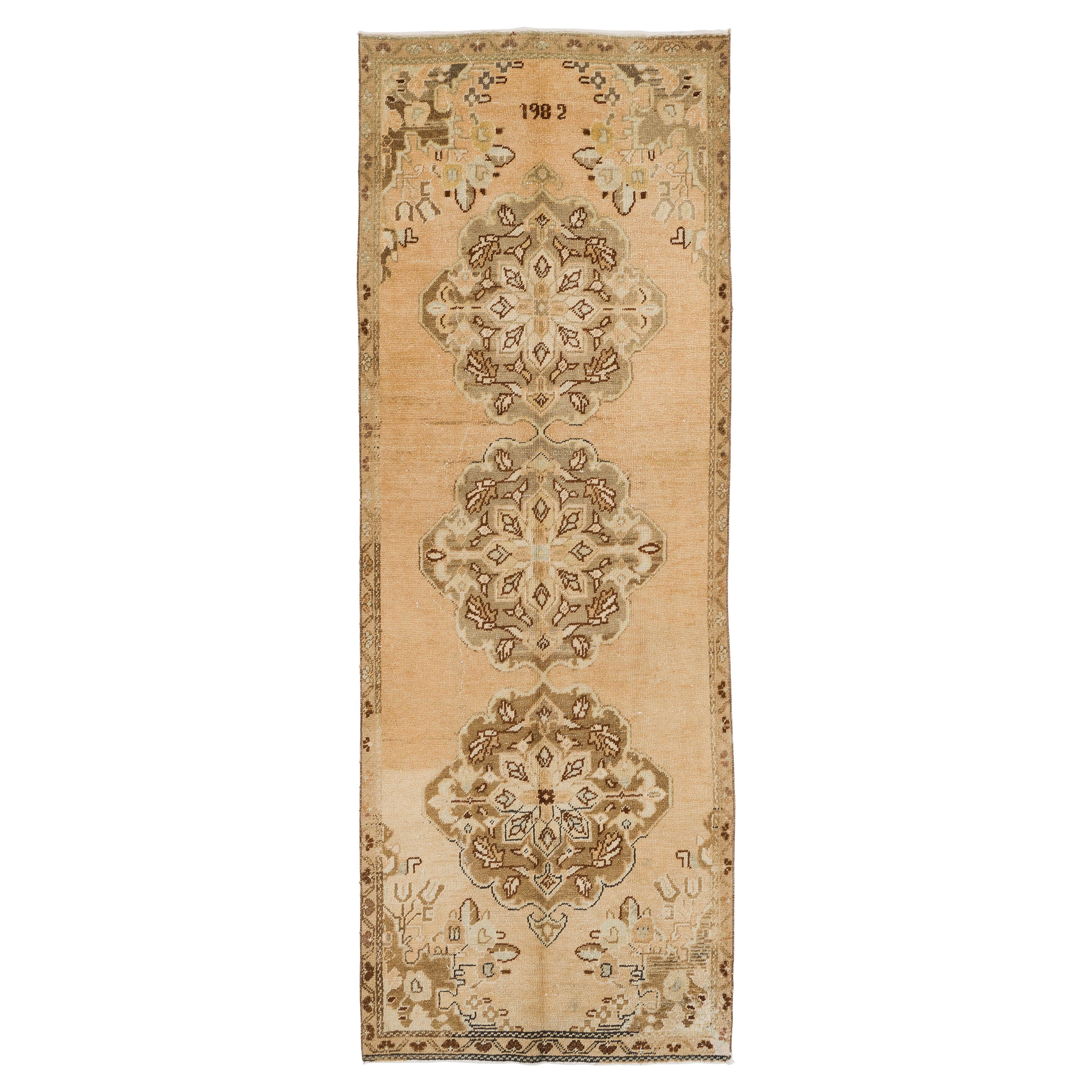 3.3x9 Ft Vintage Handgefertigter türkischer Oushak-Läufer. Datiert 1982 Ganz natürliche Wolle im Angebot