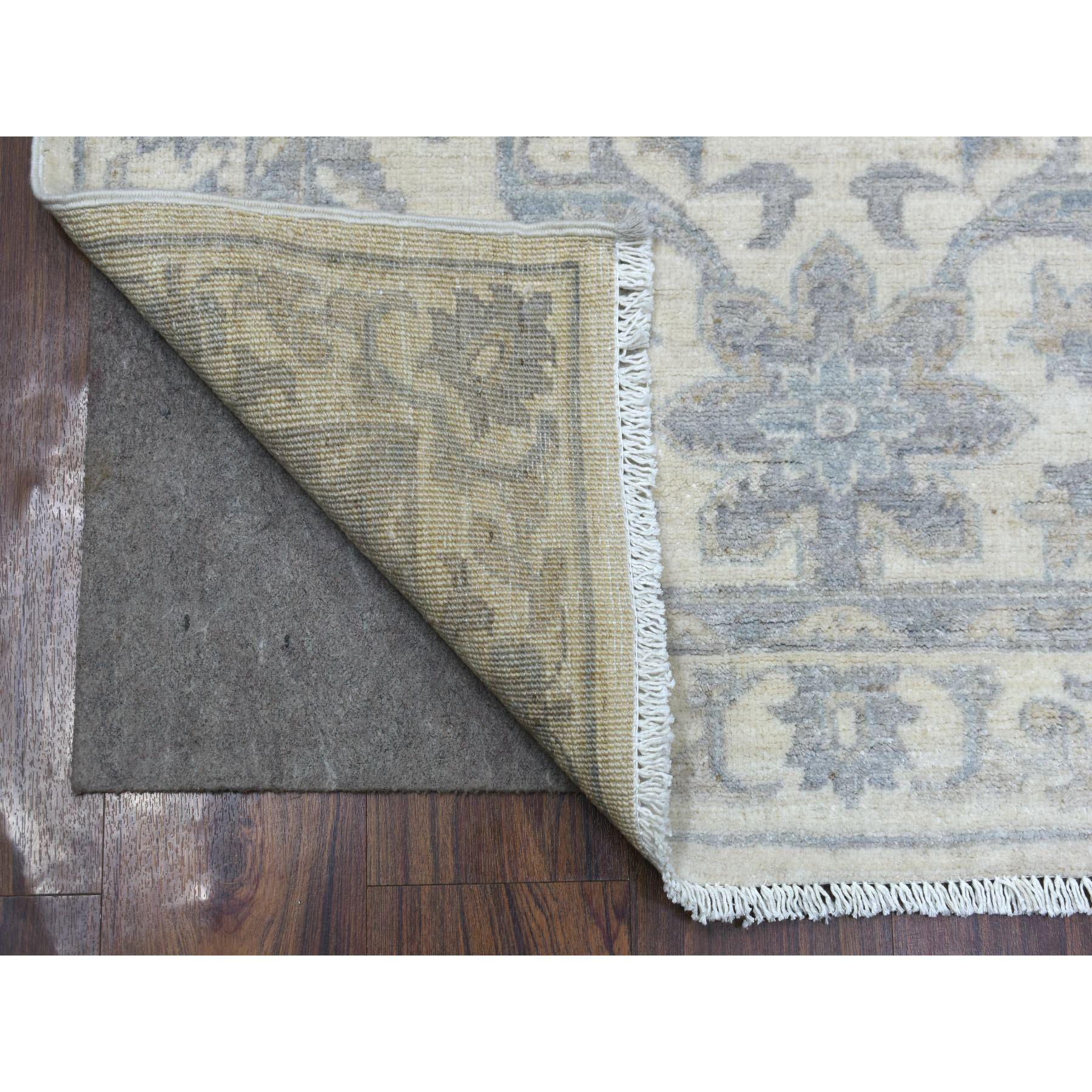 Dies ist eine wirklich echte one-of-a-kind Hand geknüpft White Wash Peshawar mit All Over Flower Design Extra Soft Wool Oriental Runner Rug. Es wurde monatelang von erfahrenen Kunsthandwerkern in jahrhundertealten Webtechniken geknüpft.
Primäre
