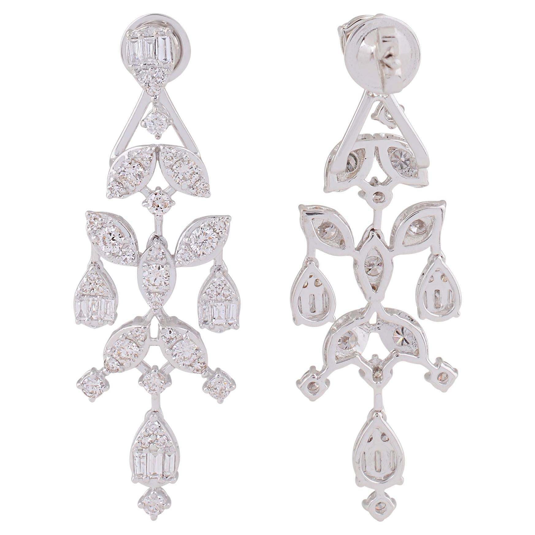 Taglio baguette Orecchini a pendente a grappolo con diamanti da 3,4 carati Gioielli in oro bianco 18 carati in vendita