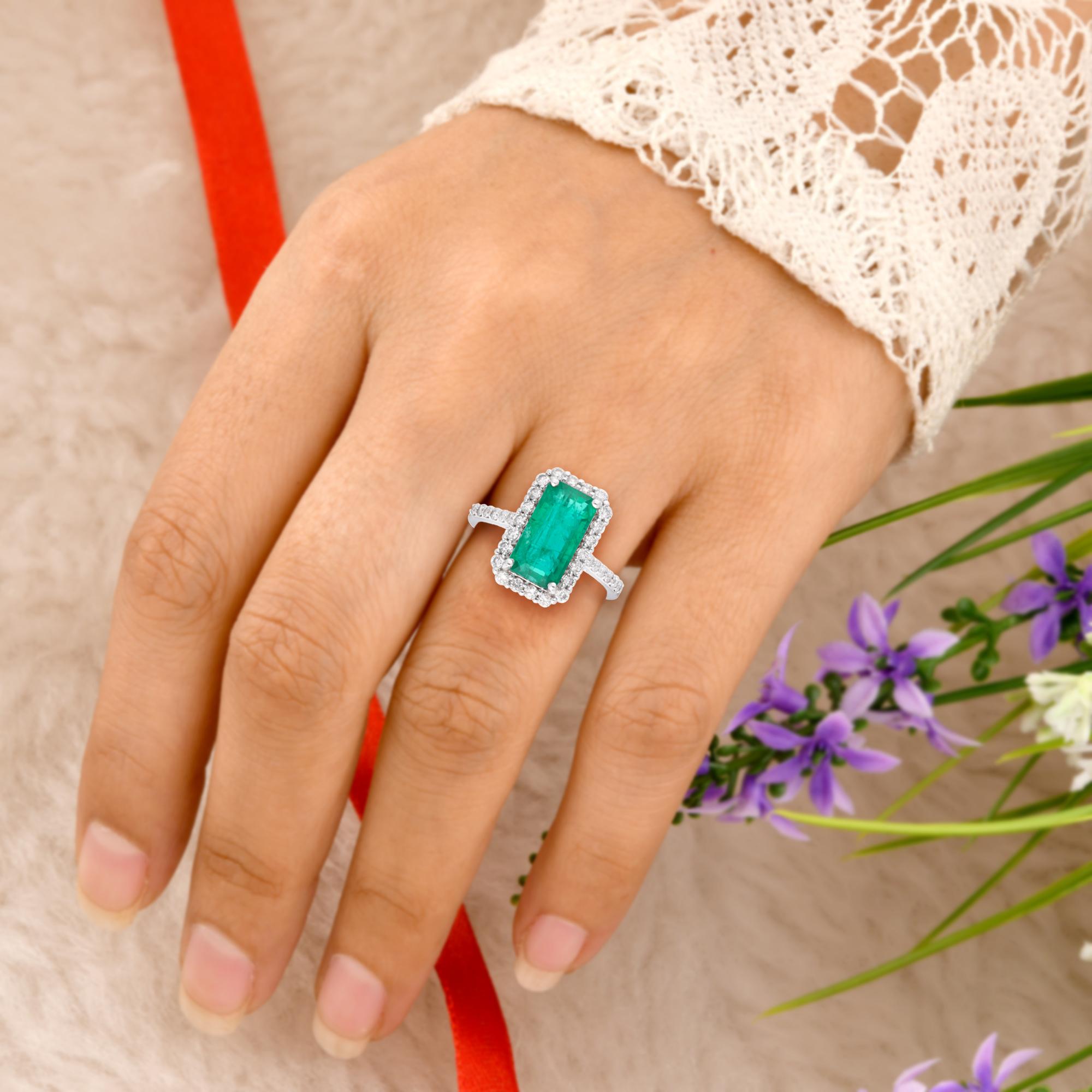 Modern 3.4 Carat Emerald Ring 0.6 Carat SI Clarity HI Color Diamond 18 Karat White Gold For Sale