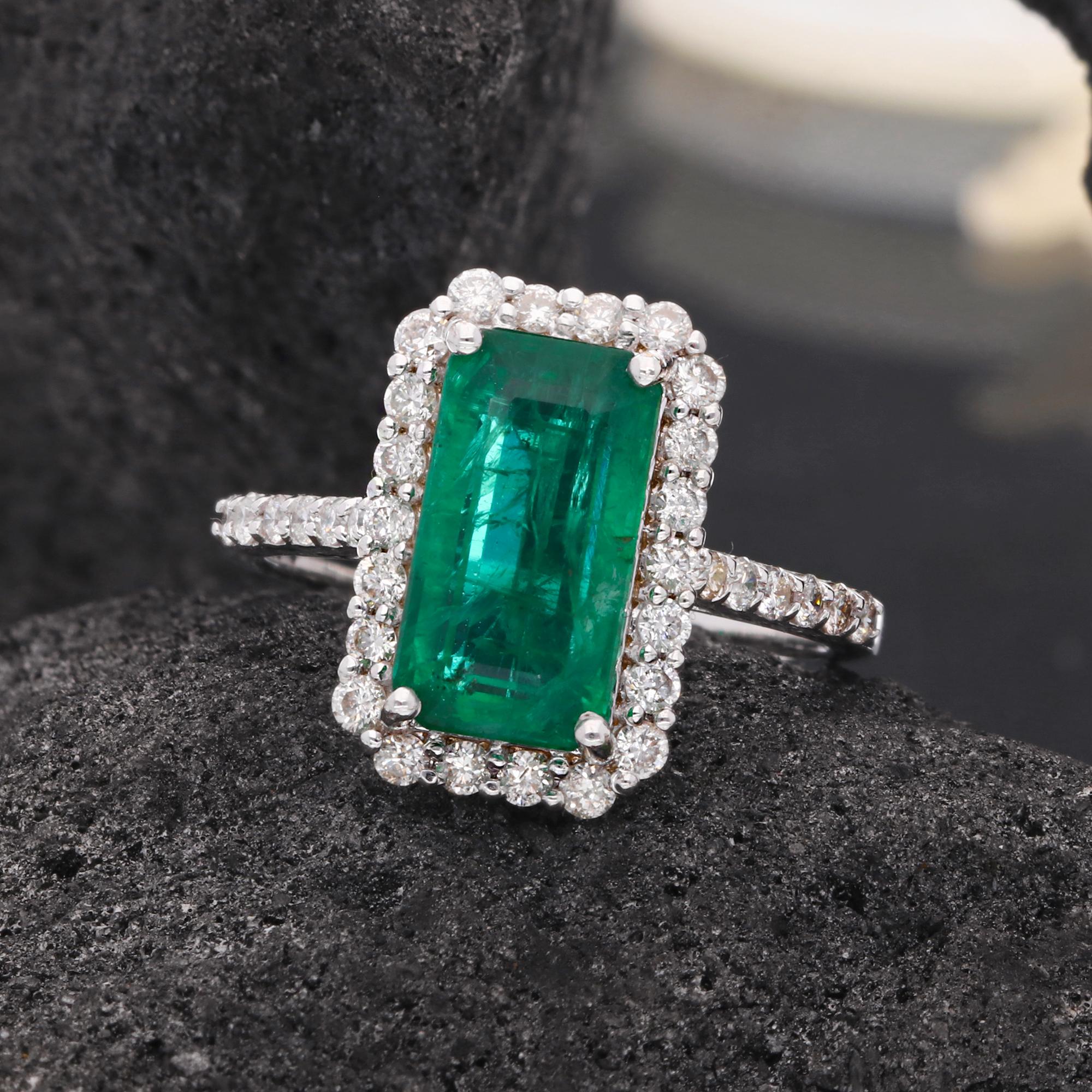 3.4 Carat Emerald Ring 0.6 Carat SI Clarity HI Color Diamond 18 Karat White Gold In New Condition For Sale In Diera, Dubai
