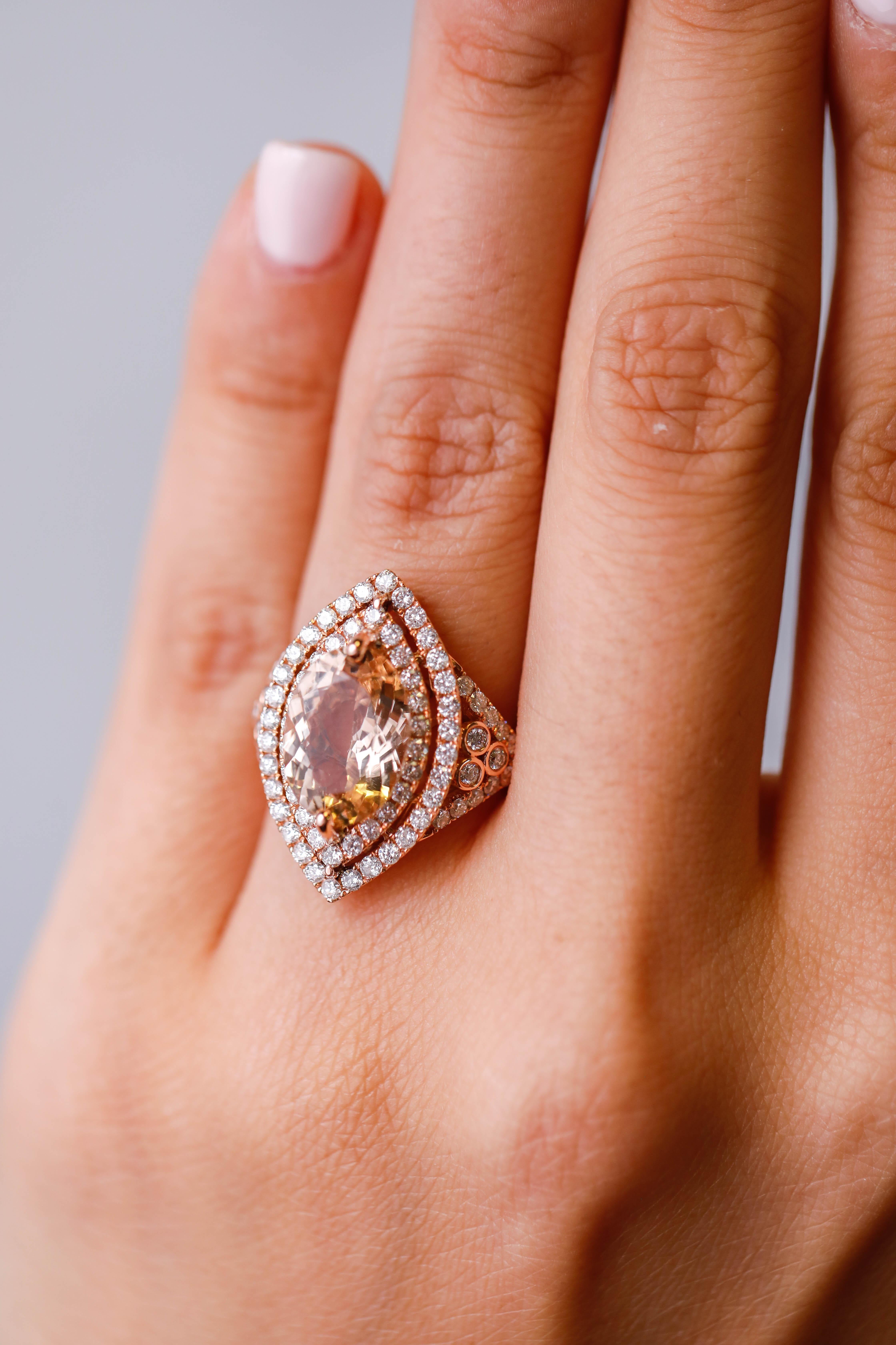 Taille ovale Bague de fiançailles en or rose 14 carats avec Morganite taille ovale de 3,4 carats et accents de diamants en vente