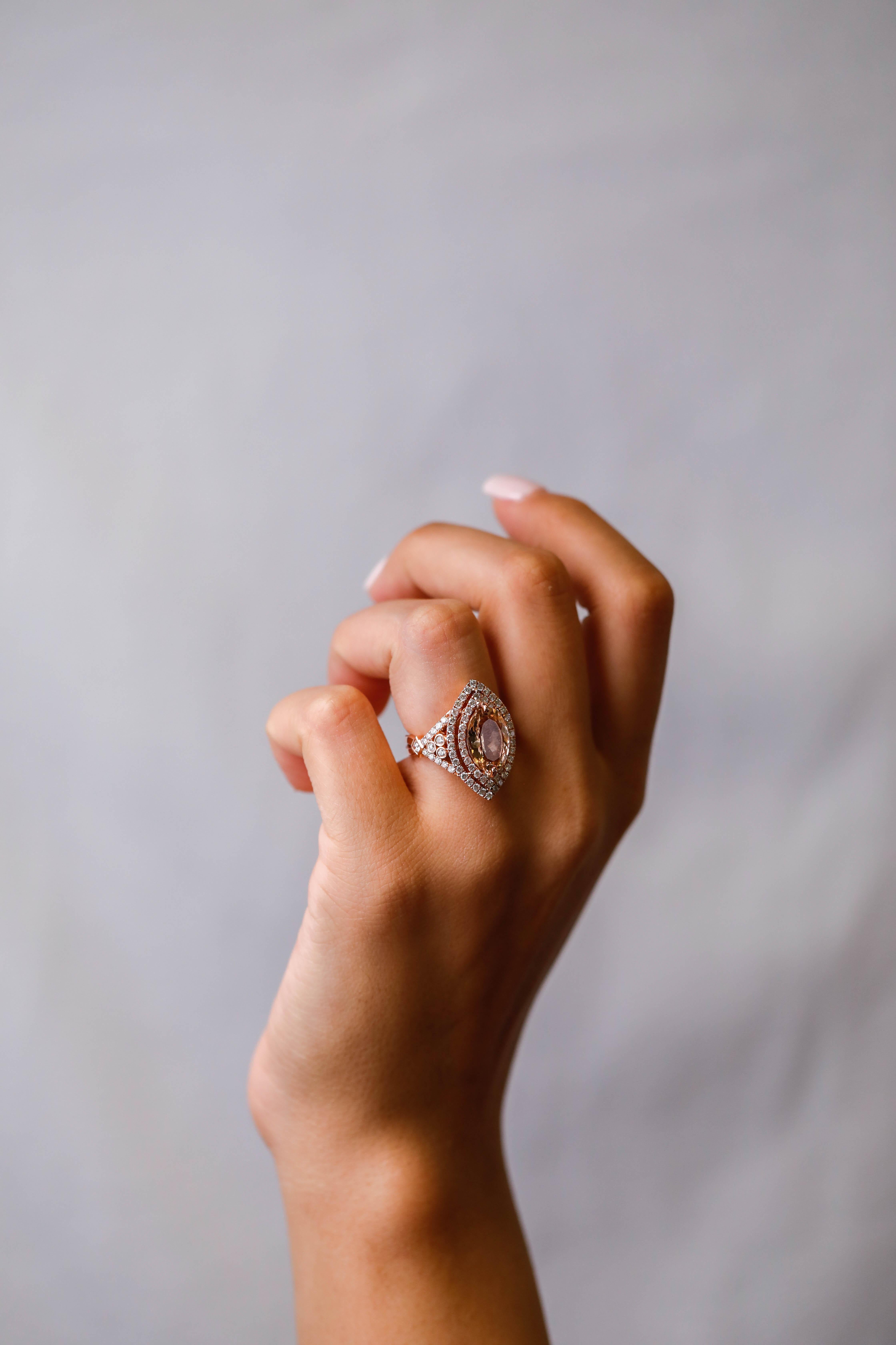 Bague de fiançailles en or rose 14 carats avec Morganite taille ovale de 3,4 carats et accents de diamants Neuf - En vente à New York, NY