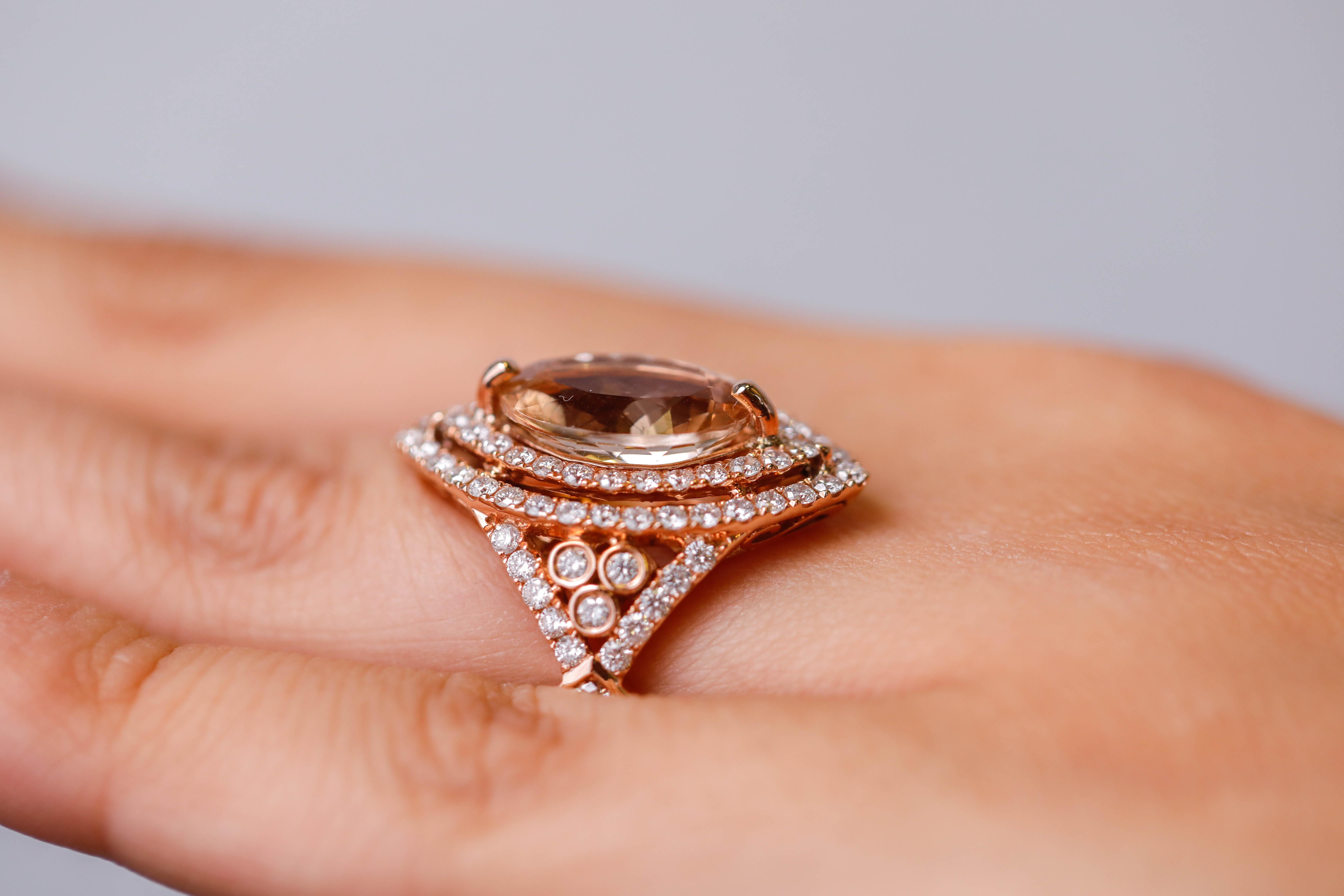 Bague de fiançailles en or rose 14 carats avec Morganite taille ovale de 3,4 carats et accents de diamants Pour femmes en vente