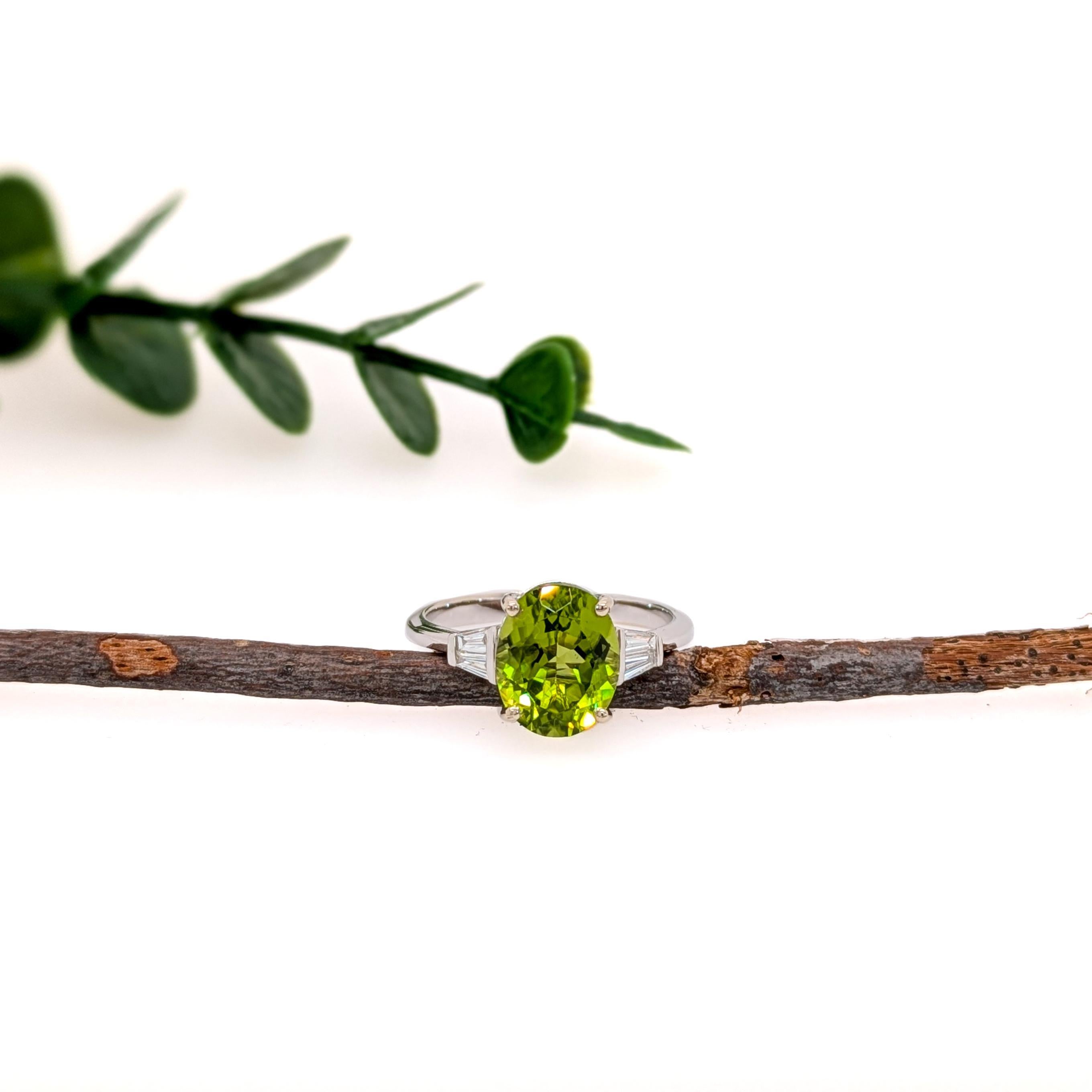 Art déco Bague en or massif 14 carats avec péridot de 3,4 carats et accents de diamants naturels  OV 10x8mm en vente