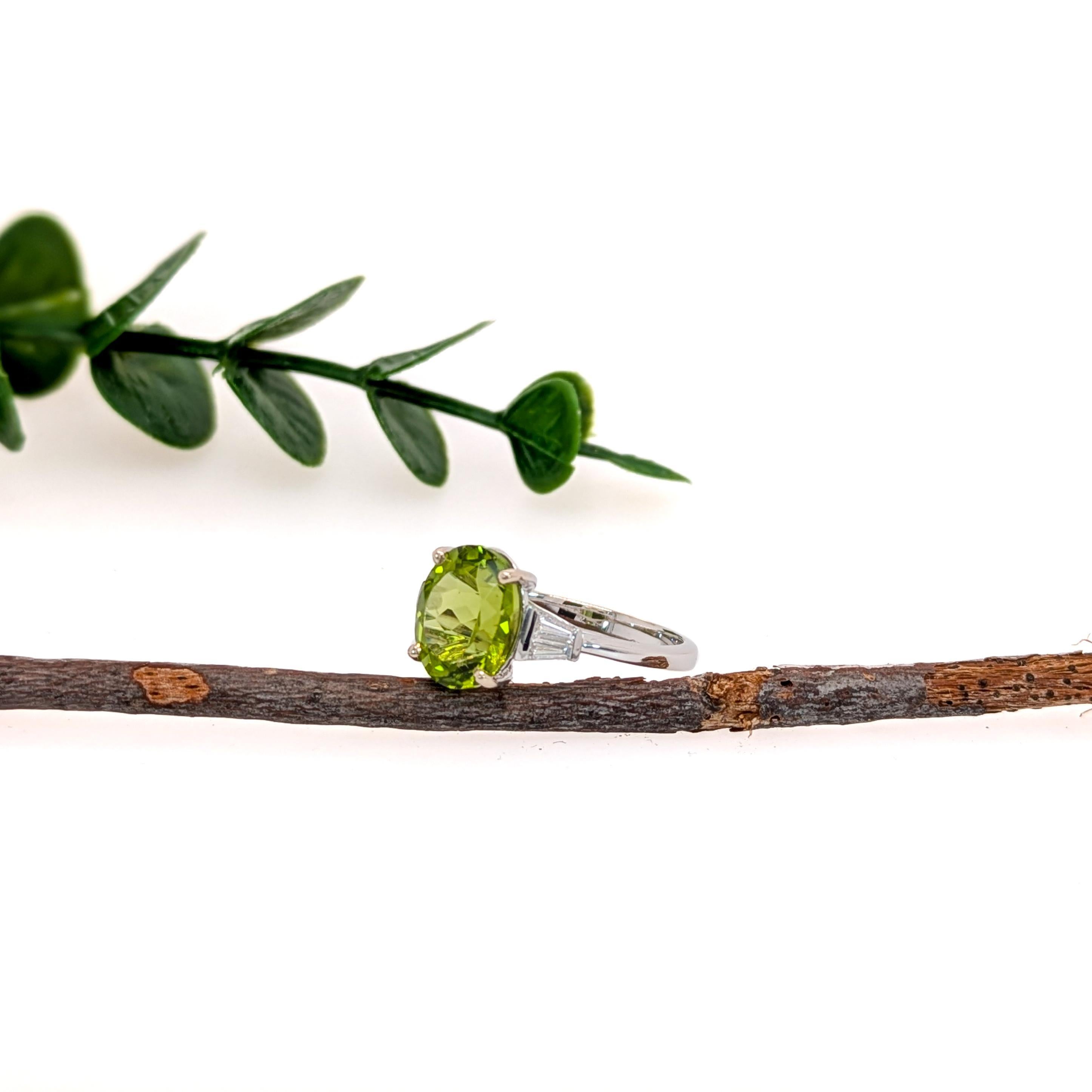 Taille ovale Bague en or massif 14 carats avec péridot de 3,4 carats et accents de diamants naturels  OV 10x8mm en vente