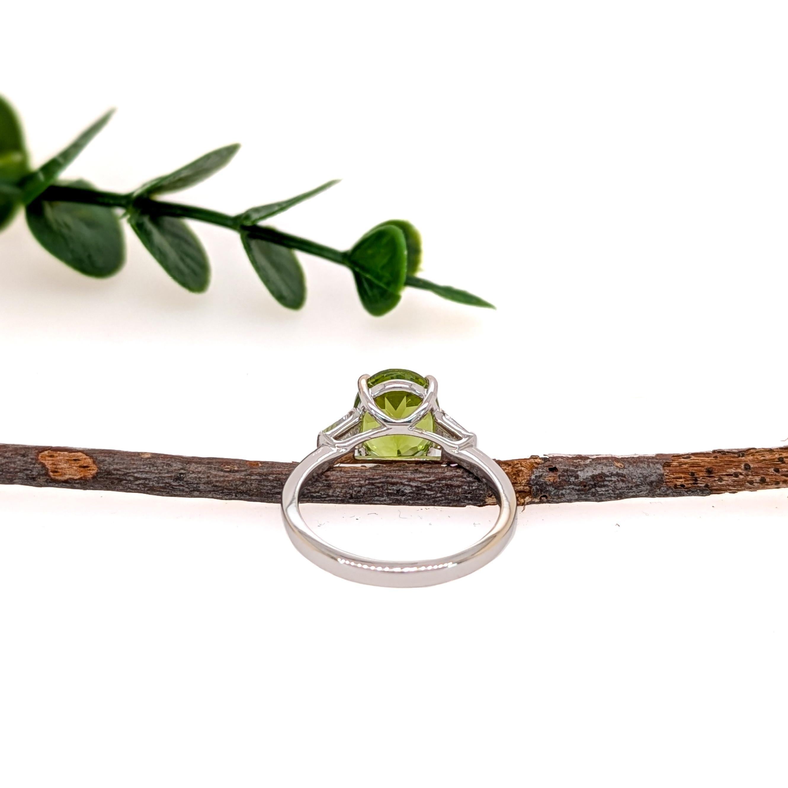 Bague en or massif 14 carats avec péridot de 3,4 carats et accents de diamants naturels  OV 10x8mm Pour femmes en vente
