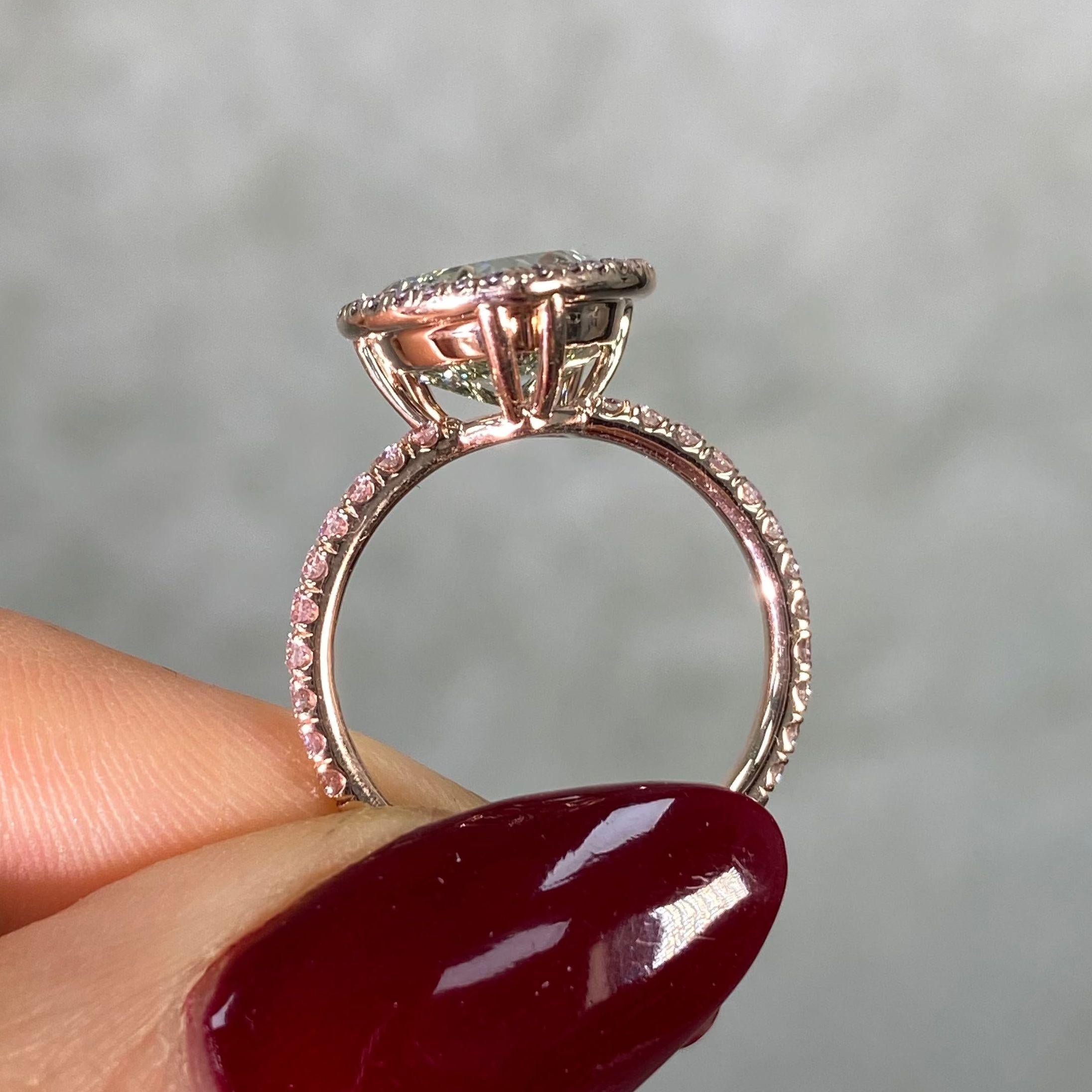 Anillo de compromiso de diamantes con corazón verde y halo rosa de 3,4 quilates Moderno en venta