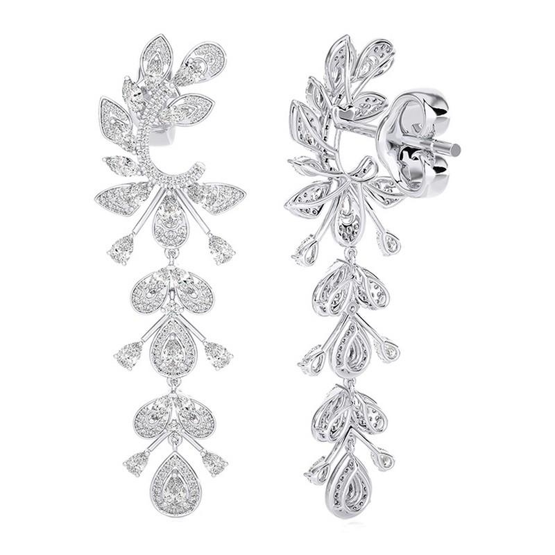 Panoramica:
Gli orecchini pendenti della collezione Maria sono un accessorio lussuoso ed elegante che fonde perfettamente un design ispirato alla natura con una squisita lavorazione artigianale. Con 3,4 carati di splendidi diamanti incastonati in
