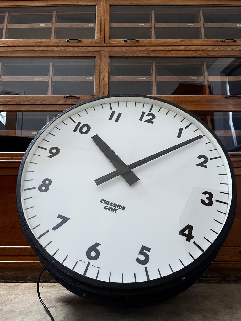 Illuminated Gents Gent of Leicester Railway Station Factory Wall Clock In Good Condition For Sale In Sale, GB