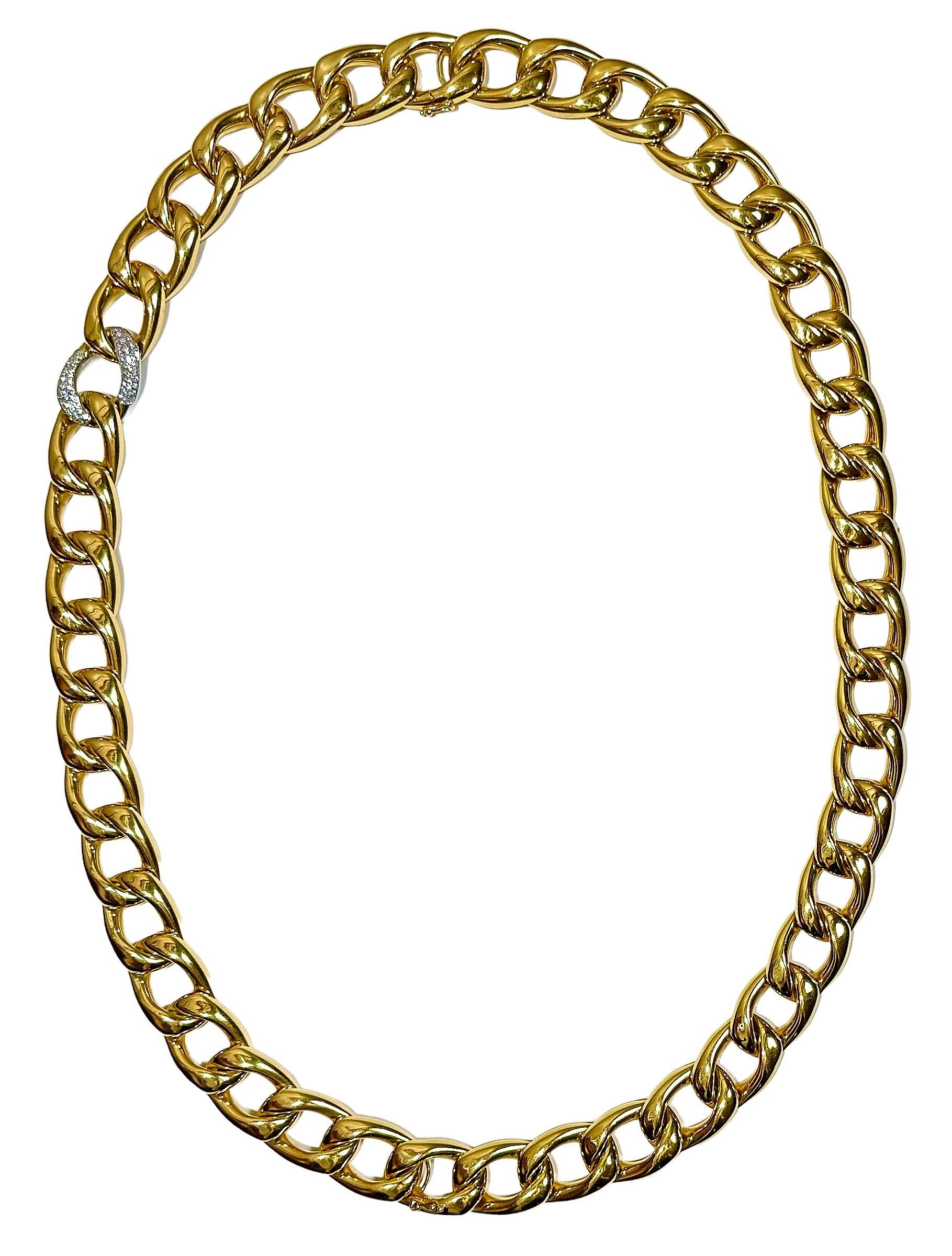 Ce collier de deux pièces en or jaune 18 carats, magnifiquement réalisé, comprend une longueur de 18 pouces, reliée par un fermoir caché, à un tour de cou de 16 pouces. Le collier a un lien en or blanc qui est pavé de diamants assortis pesant un