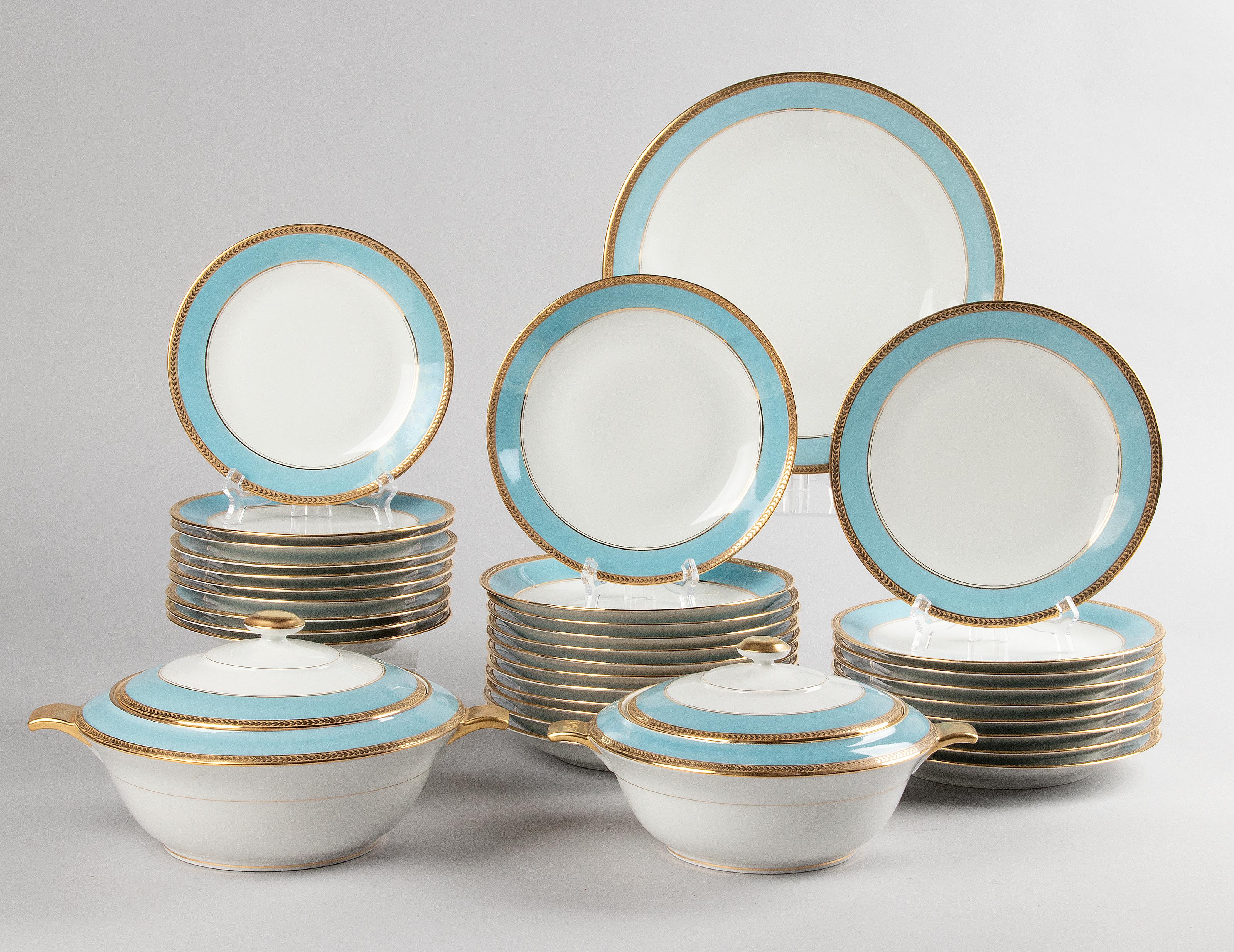 Beautiful porcelain table service from the French brand Limoges. The tableware is decorated with wide blue edges and gold-coloured rims. The porcelain is of a beautiful quality and is in very nice condition. The composition of the set is as follows: