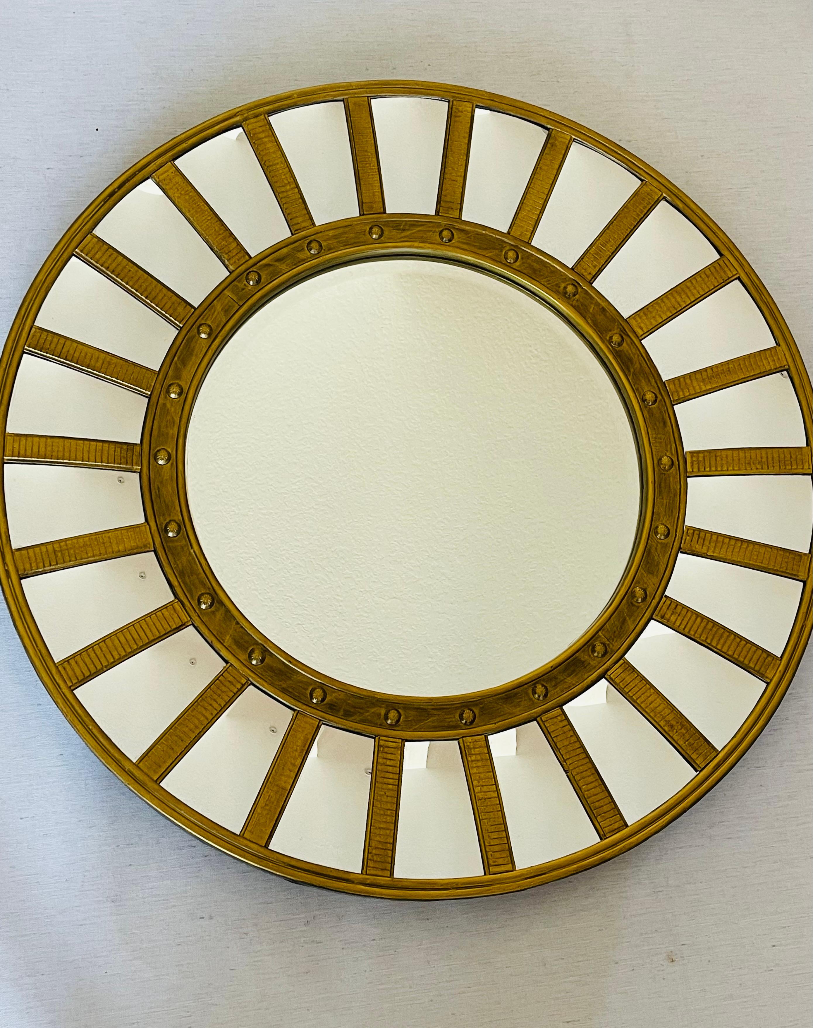 Grand miroir rond biseauté néoclassique en tonalité dorée. 44