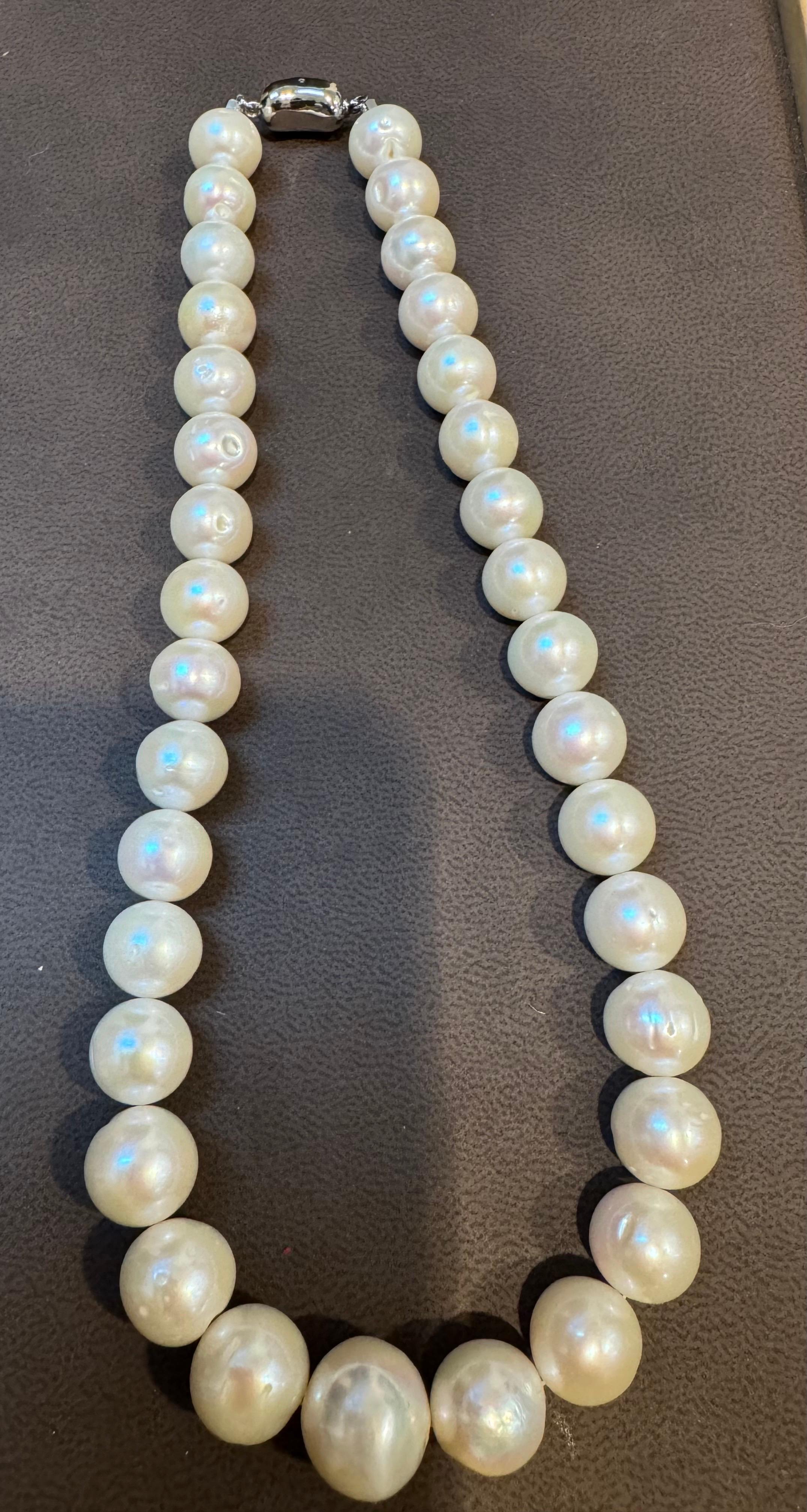 34 tondi bianchi di acqua dolce  Set di collane di perle con chiusura in argento, 16 pollici
12-15  mm  Perle graduate  
Chiusura in argento 925

Pezzo di proprietà 
Il peso totale della collana è  87 grammi
la lunghezza della collana è di 16