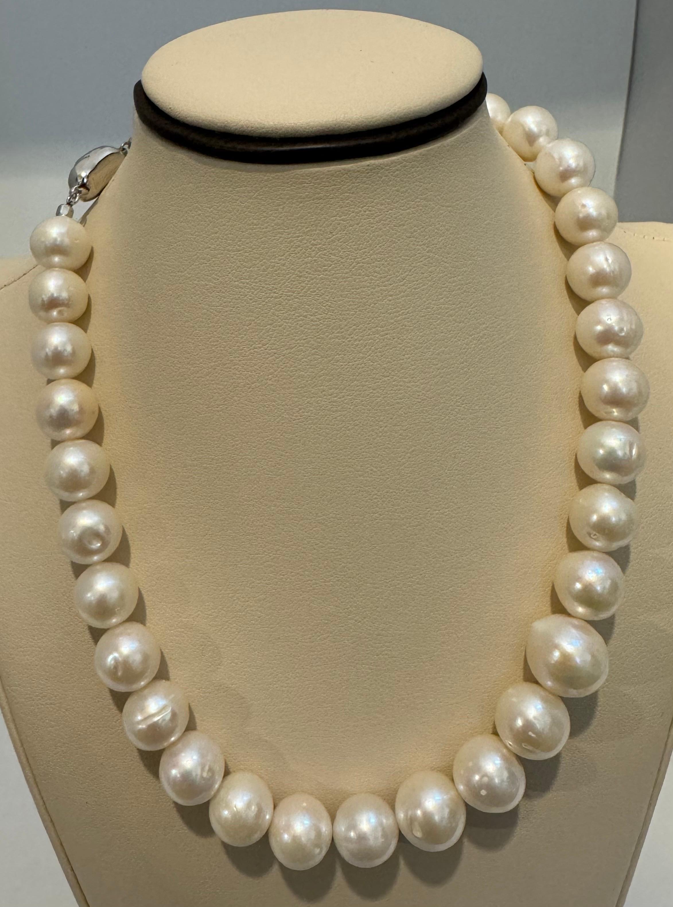 34 tondi bianchi di acqua dolce  Set di collane di perle con chiusura in argento, 16 pollici In condizioni ottime in vendita a New York, NY