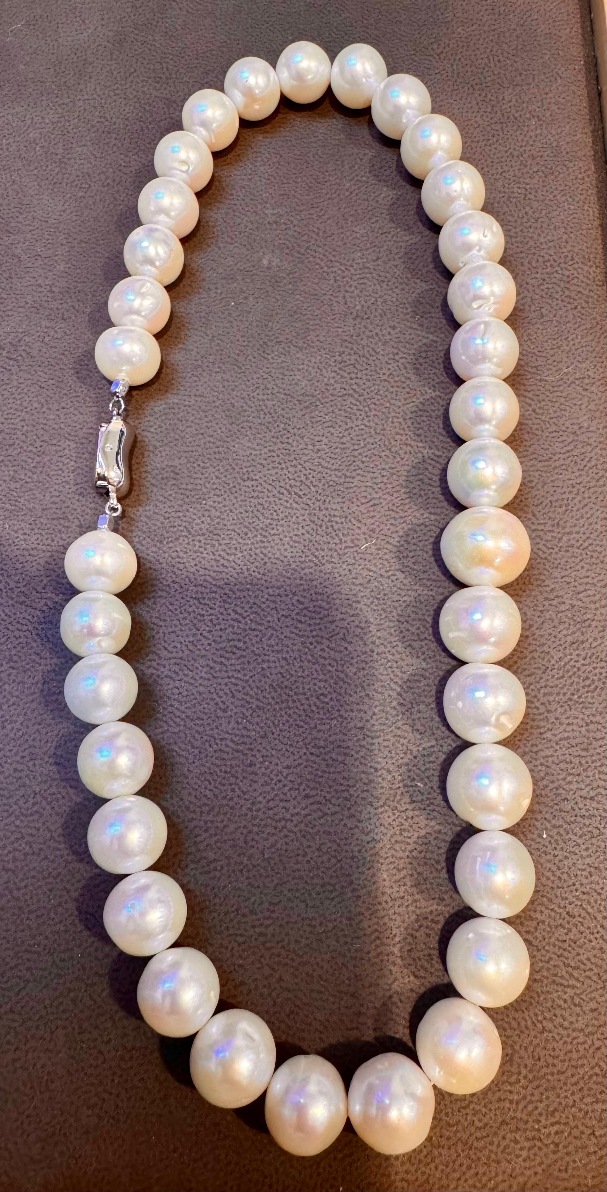 Donna 34 tondi bianchi di acqua dolce  Set di collane di perle con chiusura in argento, 16 pollici in vendita