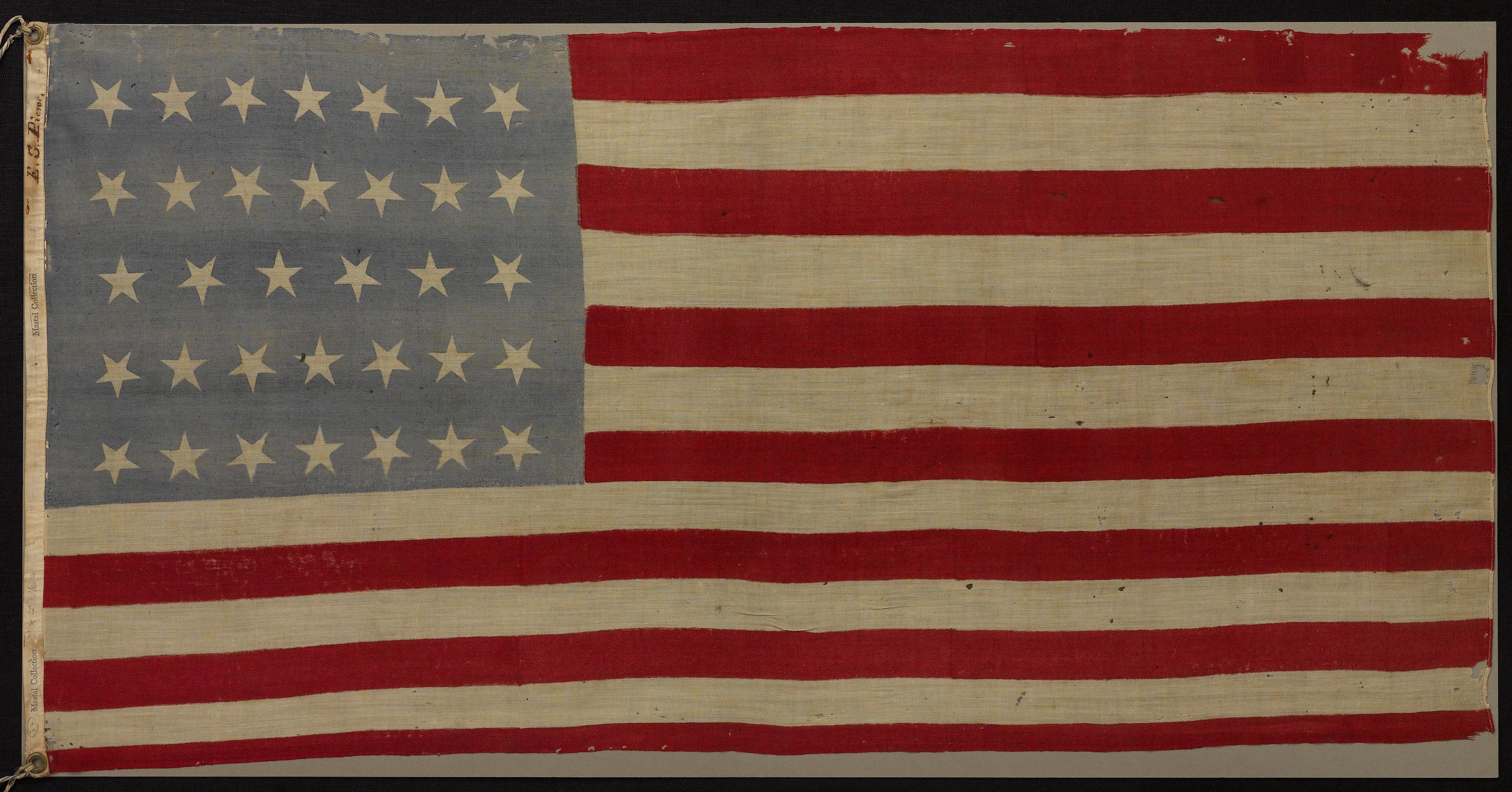 Il s'agit d'un spectaculaire drapeau américain à 34 étoiles, produit pendant la guerre civile. Ce drapeau comporte 34 étoiles blanches imprimées, sur un canton bleu en laine mélangée. Les étoiles sont disposées en rangées fantaisistes de 7/7/7/6/7