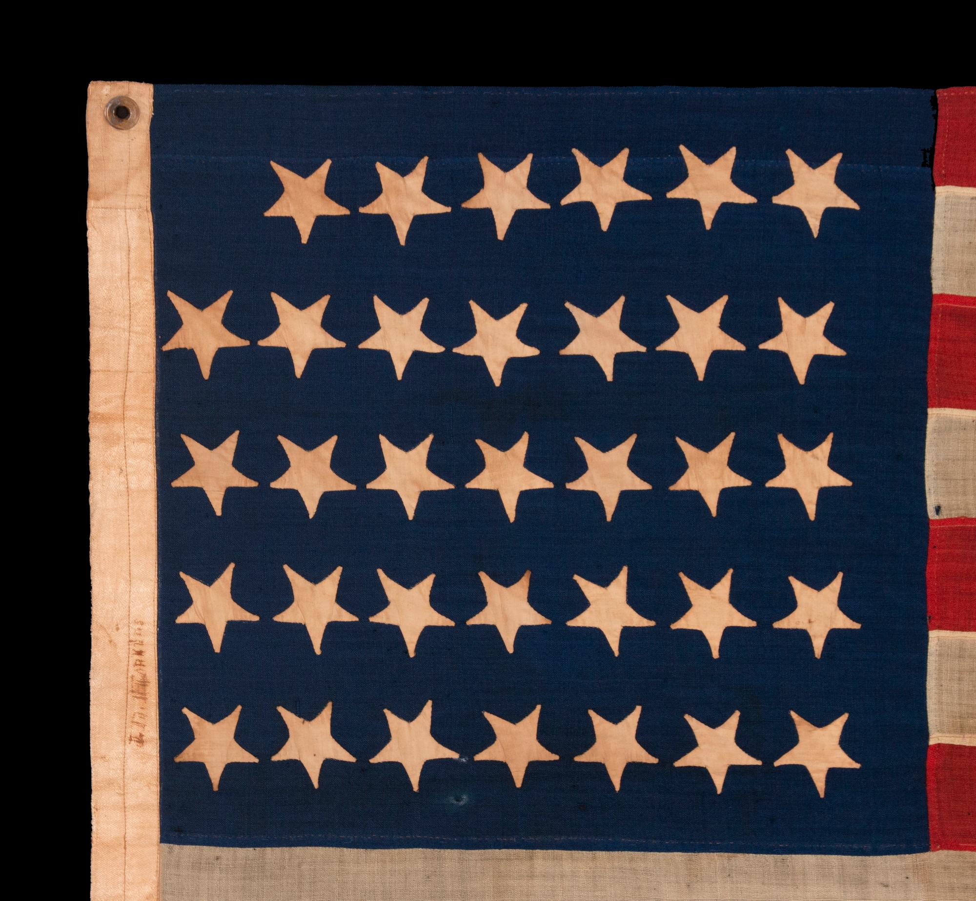 34 Estrellas al revés, cosidas a mano en una configuración dentada, en una Bandera Americana Antigua del Periodo de la Guerra Civil, con una Hermosa y Altamente Inusual Encuadernación de Tejido Jacquard, y en una Escala Minúscula Entre Sus