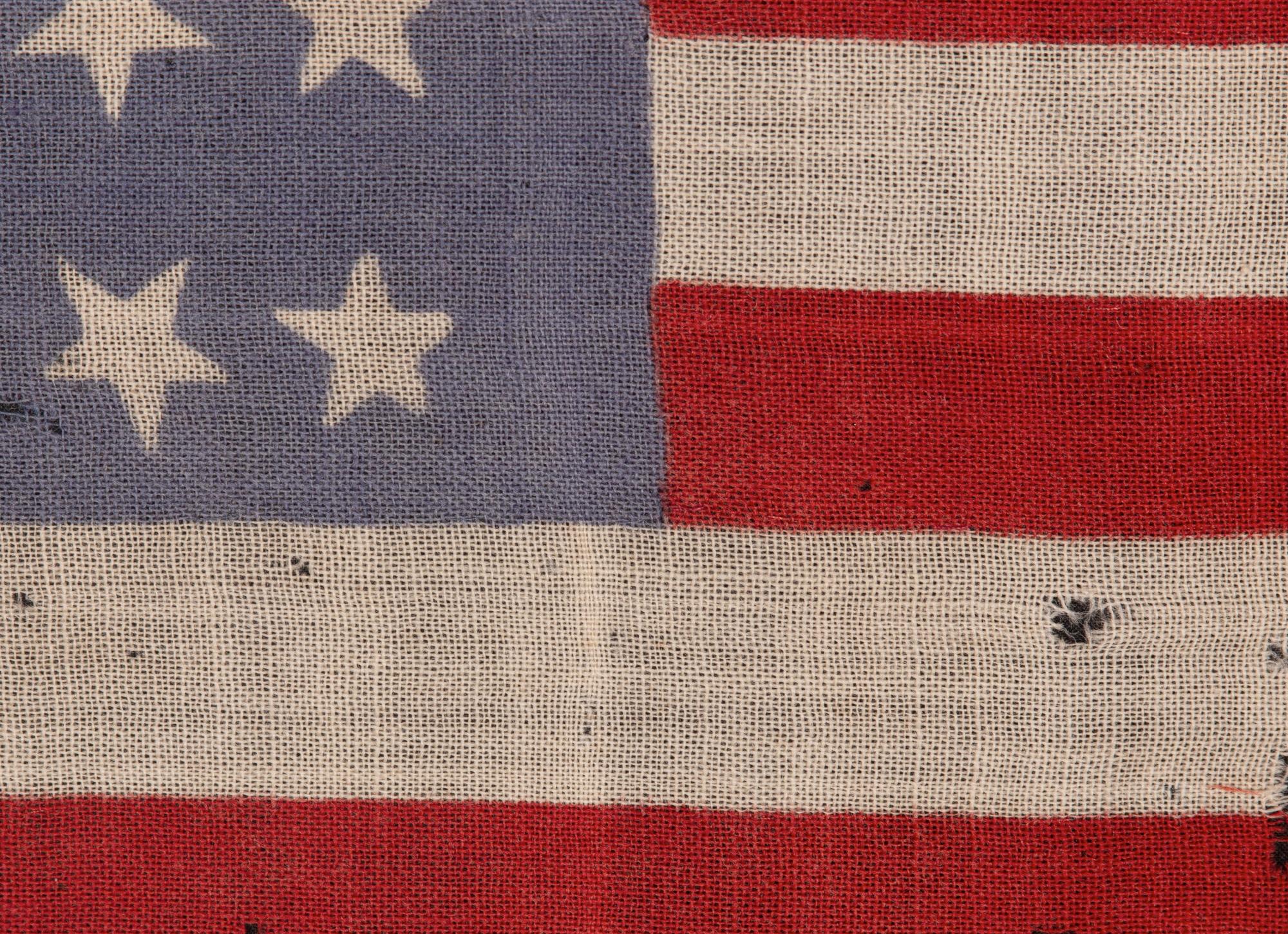 34 TUMBLING STARS on an ANTIQUE AMERICAN FLAG, CIVIL WAR PERIOD, 1861-63, KANSAS In Good Condition For Sale In York County, PA