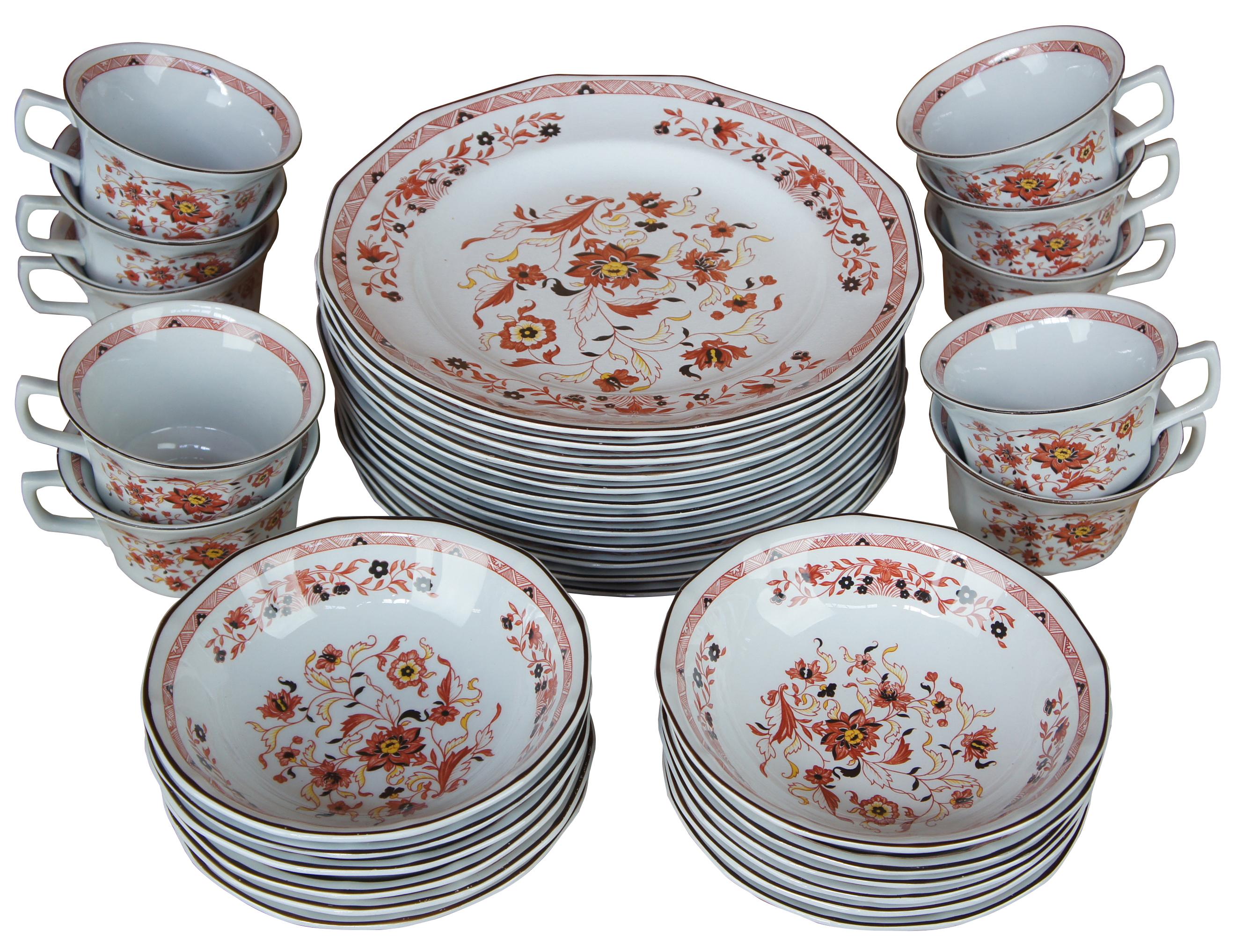 34 pieces - Wedgwood Kashmar Etruria & Barlaston China dinnerware.

Measures: 12 dinners 12.5