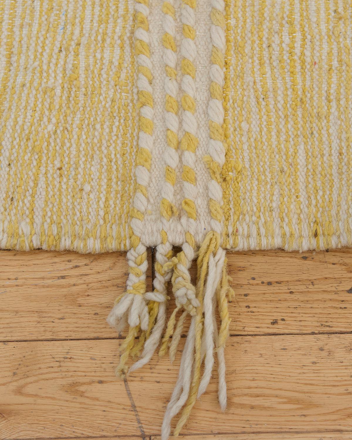Le tapis Aurelia est une superbe pièce de Rug & Kilim, tissée à la main avec précision par des artisans qualifiés. Fabriqué en coton, ce tapis jaune clair présente des motifs vibrants qui apportent chaleur et caractère à tout espace. Sa construction