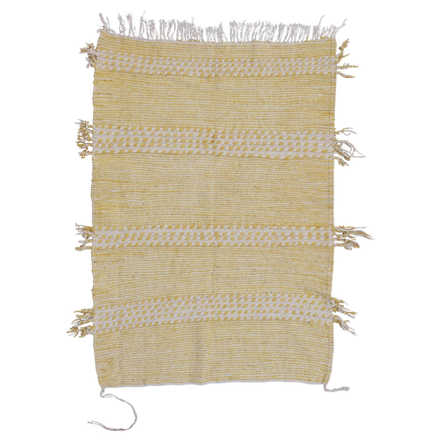 3'4" x 4'8 1/4" Aurelia Jaune Tapis Kilim en laine et coton fait à la main au Maroc en vente
