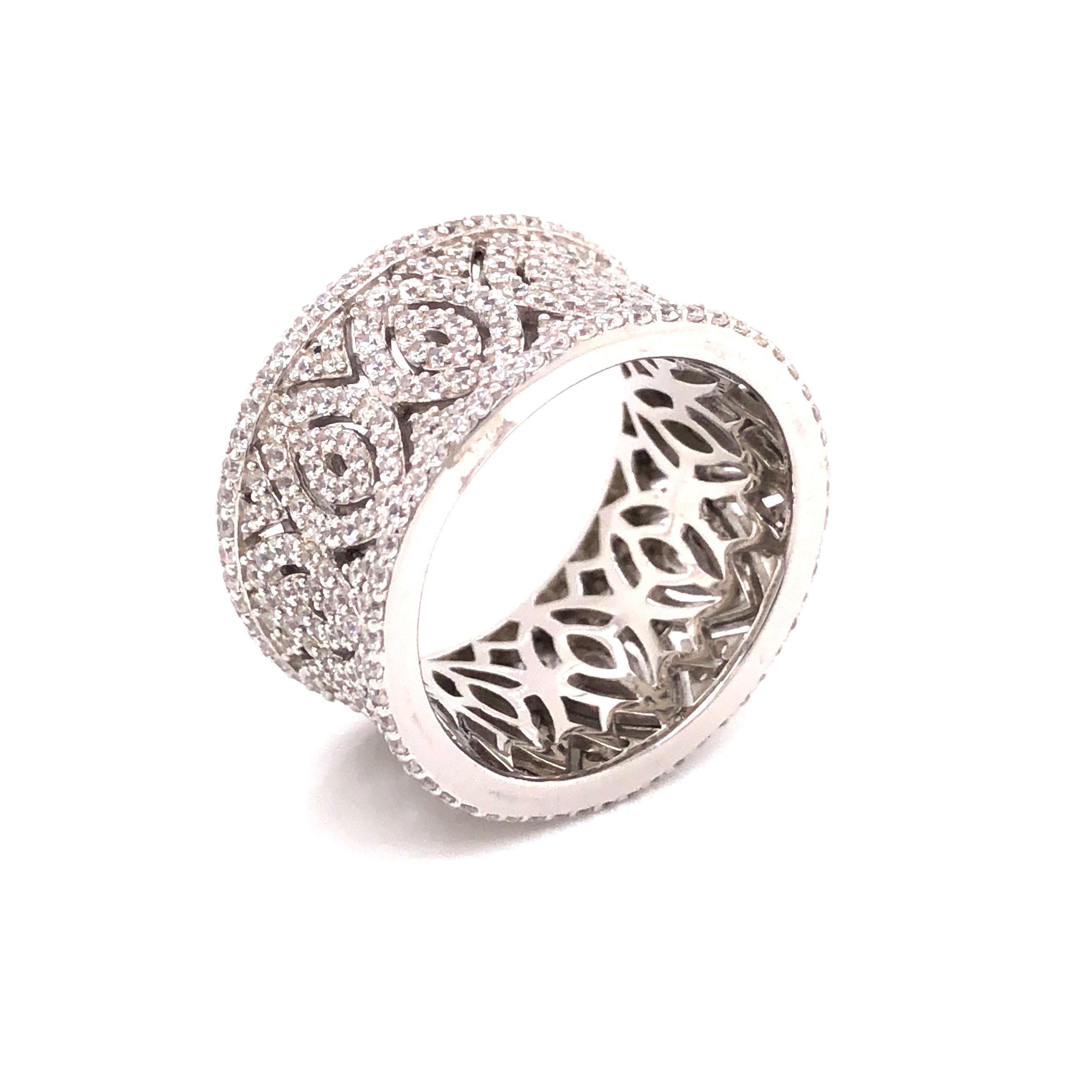 4.60 Carat Cubic Zirconia Sterling Silver Filigree Wedding Band Cocktail Ring In New Condition For Sale In London, GB