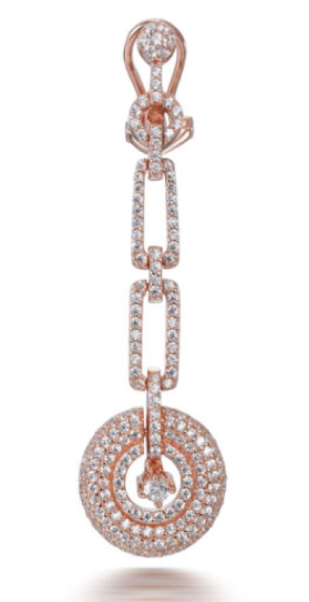 Questi bellissimi orecchini a goccia, raffinati e decadenti, sono caratterizzati da una ruota solida contenente uno zircone taglio brillante sospeso, appeso a una catena aperta e incastonato in una clip a forma di omega con perno.

Composto da