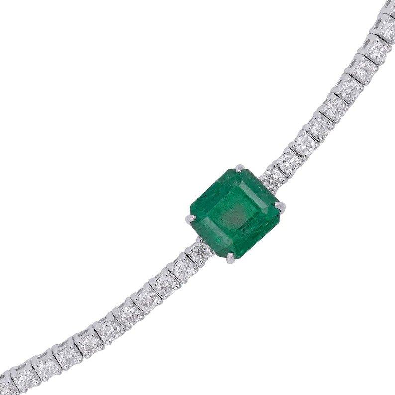 Modern 3.40 Carat Emerald 14 Karat Gold Diamond Tennis Necklace For Sale