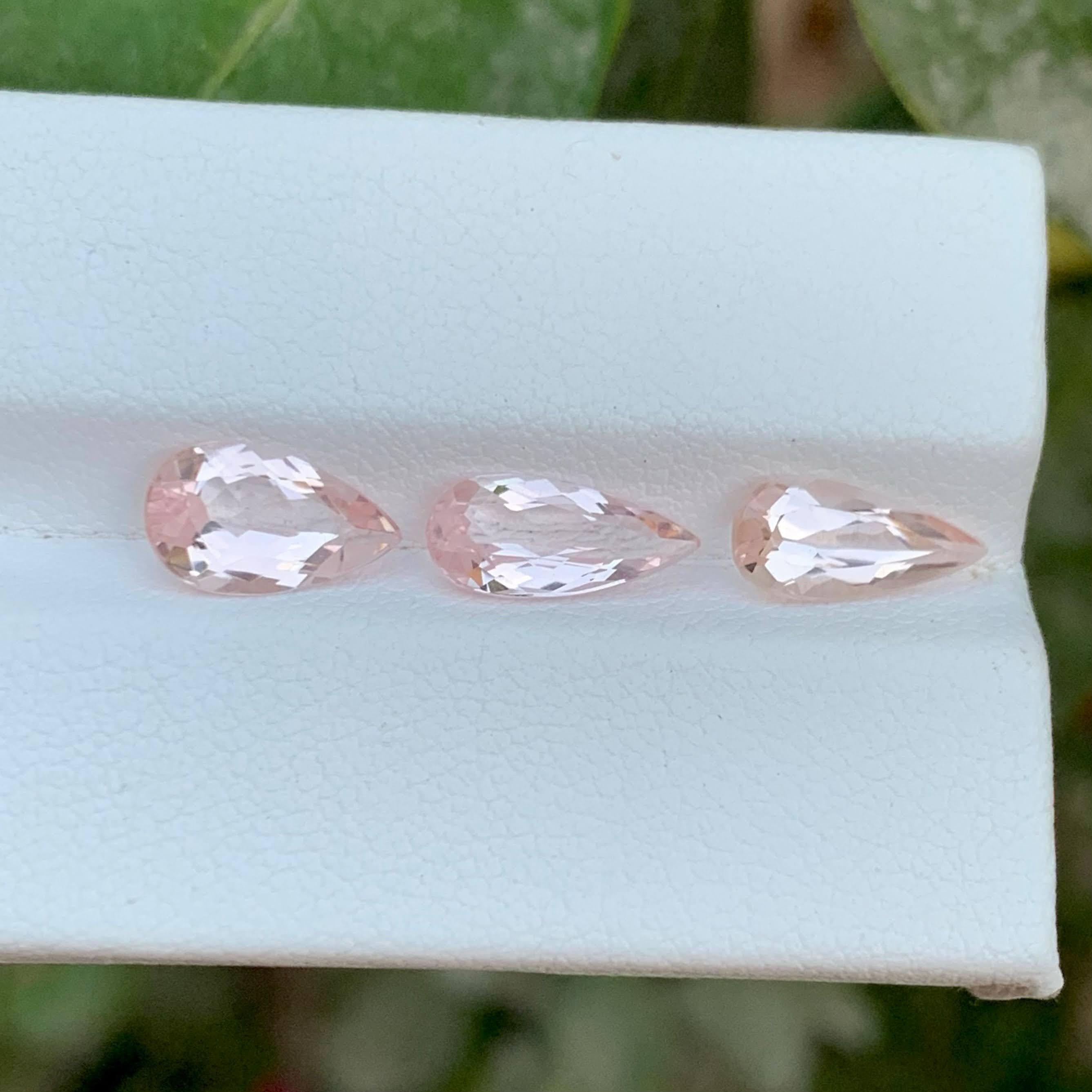 Gewicht 3,40 Karat 
Stück 3
Behandlung Keine 
Herkunft Afrika 
Klarheit VVS 
Form Schnitt Birne 





Dieses 3,40-Karat-Los-Morganit-Los umfasst 3 exquisite Edelsteine im Birnenschliff, die einen sanften und eleganten Pfirsich-Ton aufweisen. Diese