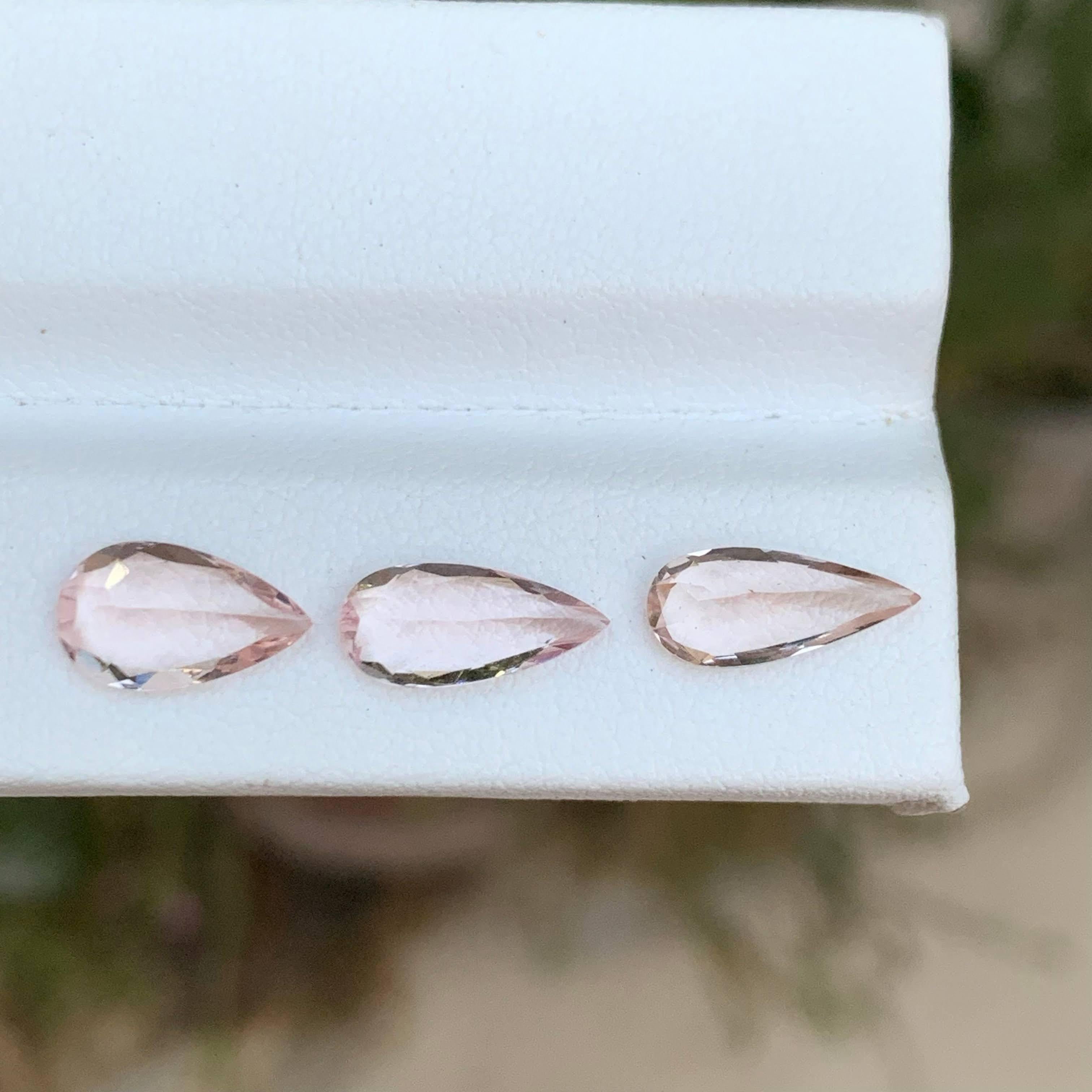 3,40 Karat Natürliche Lose 3 Stück Pfirsich Morganit Stein Birnenschliff Afrikanischer Edelstein (Moderne) im Angebot