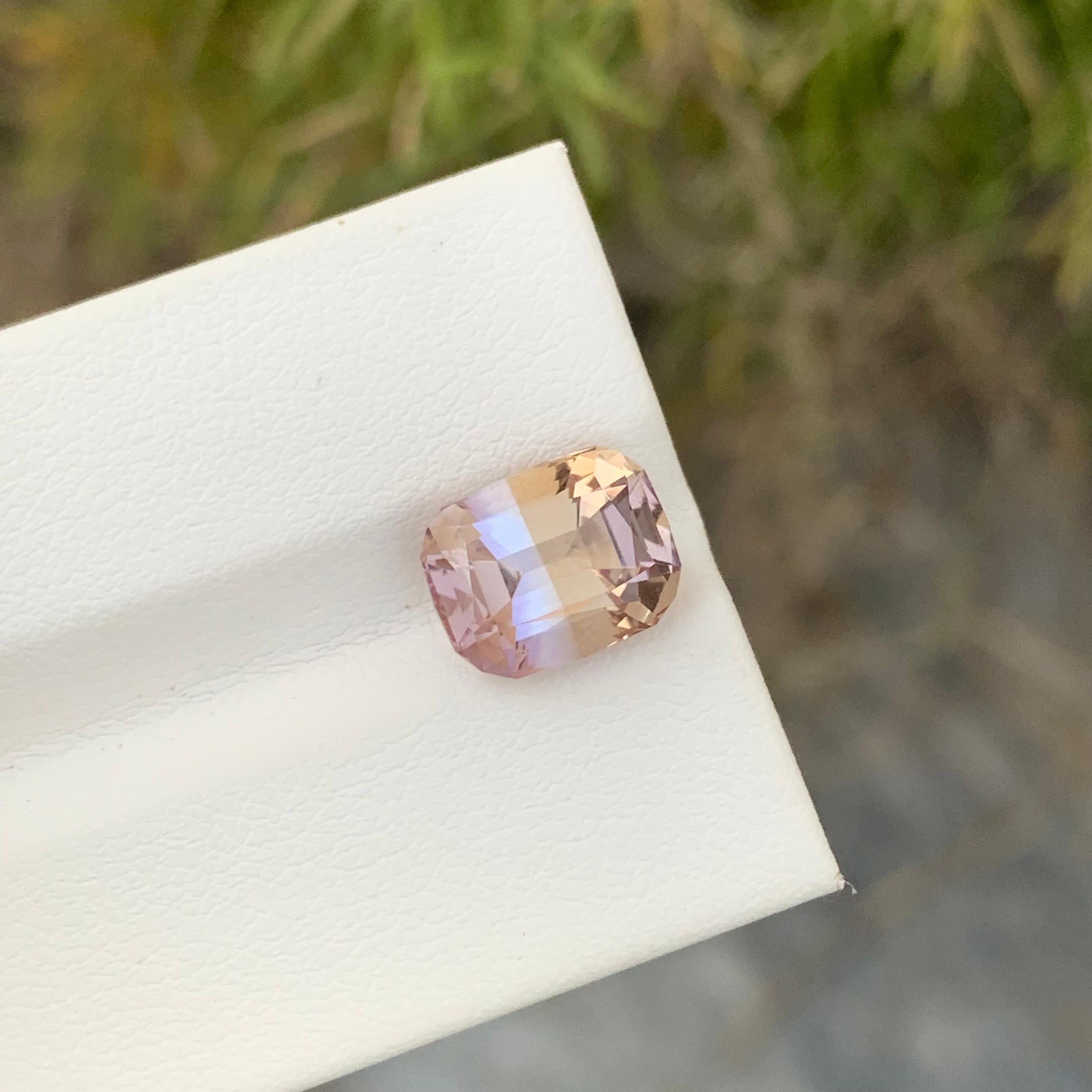 Facettierter Ametrin
Gewicht: 3,40 Karat
Abmessung; 10.3 x 8.1 x 6.3 Mm
Herkunft: Brasilien
Farbe: Lila & Gelb
Die Form: Kissen 
Behandlung: Nicht
Bescheinigung: Auf Anfrage
.
Der Ametrin ist ein einzigartiger und fesselnder Edelstein, der eine