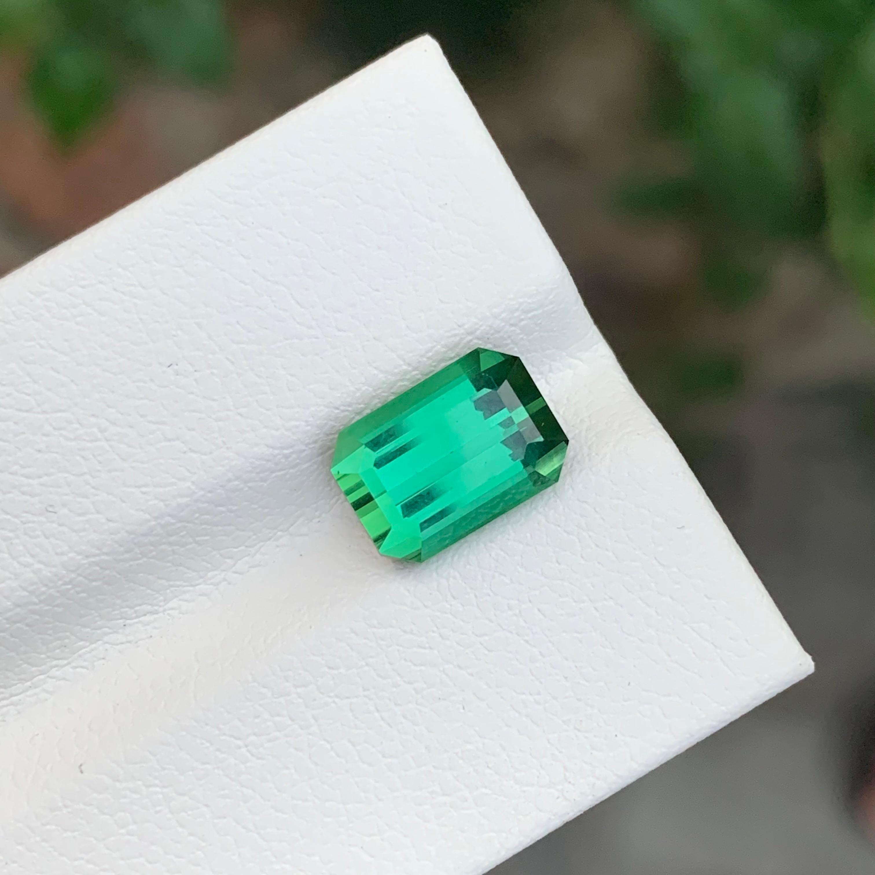 Arts and Crafts 3.40 Carat Natural Loose Green Tourmaline Emerald Shape Gemstone (pierre précieuse en forme d'émeraude) en vente