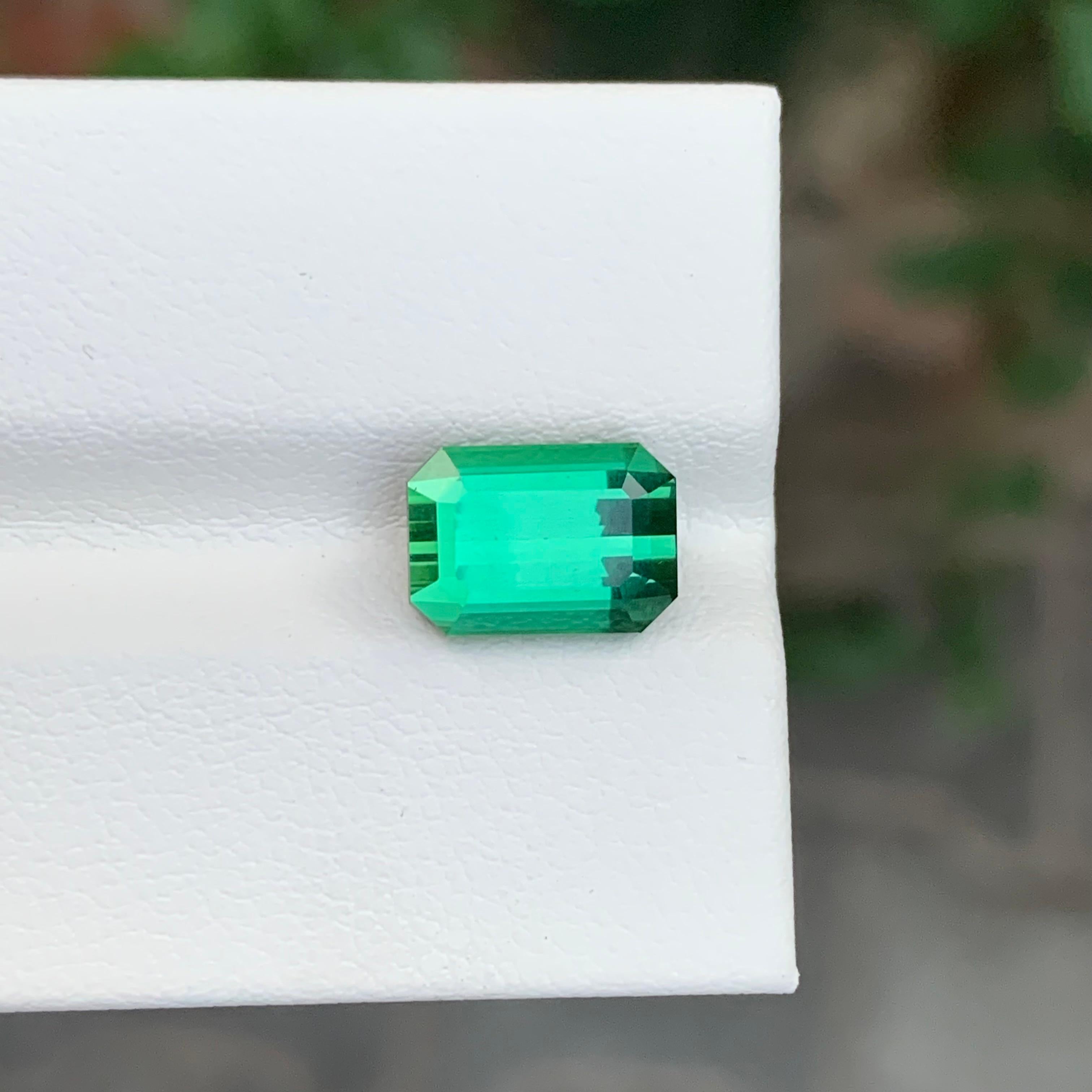 3.40 Carat Natural Loose Green Tourmaline Emerald Shape Gemstone (pierre précieuse en forme d'émeraude) Unisexe en vente
